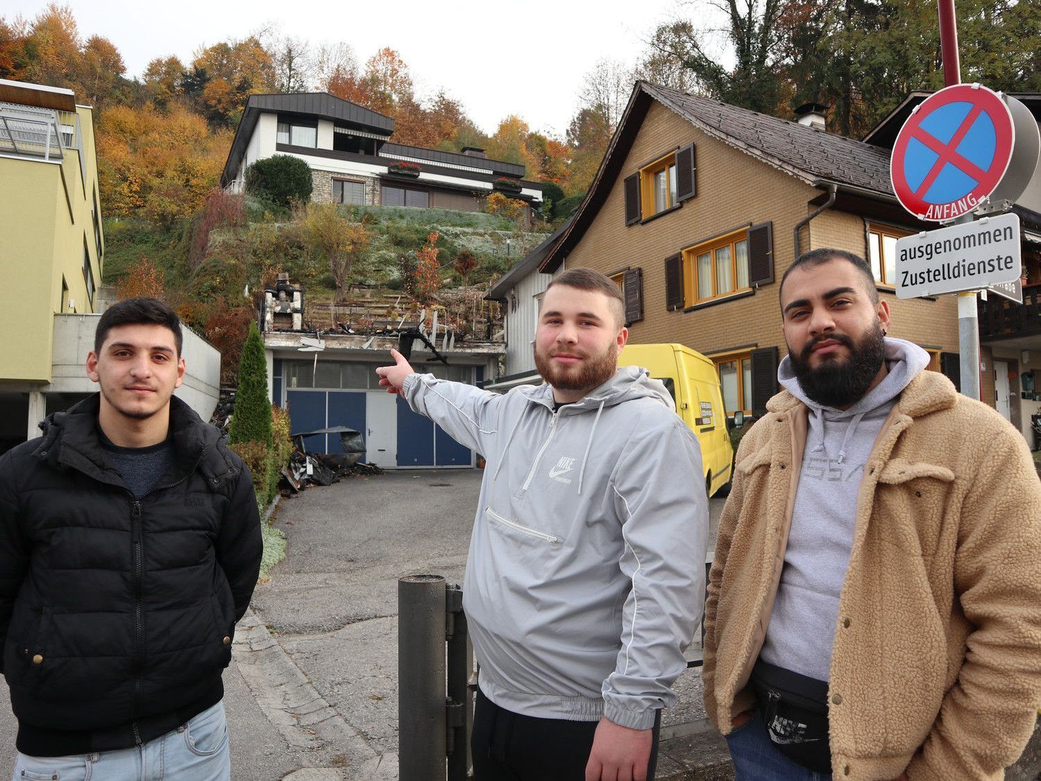 Die Ersthelfer Alper Erisir, Joel Ender und Agit Sag in Götzis am Ort des Geschehens. Auf dem Bild fehlt Gökhan Sahin, er war bei dem Gespräch mit WANN & WO leider verhindert.