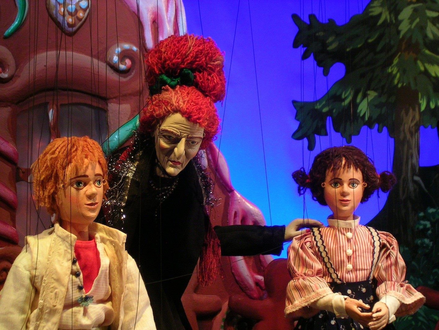 Hänsel und Gretel verkürzen das Warten auf das Christkind. Hänsel und Gretel verkürzen das Warten auf das Christkind.