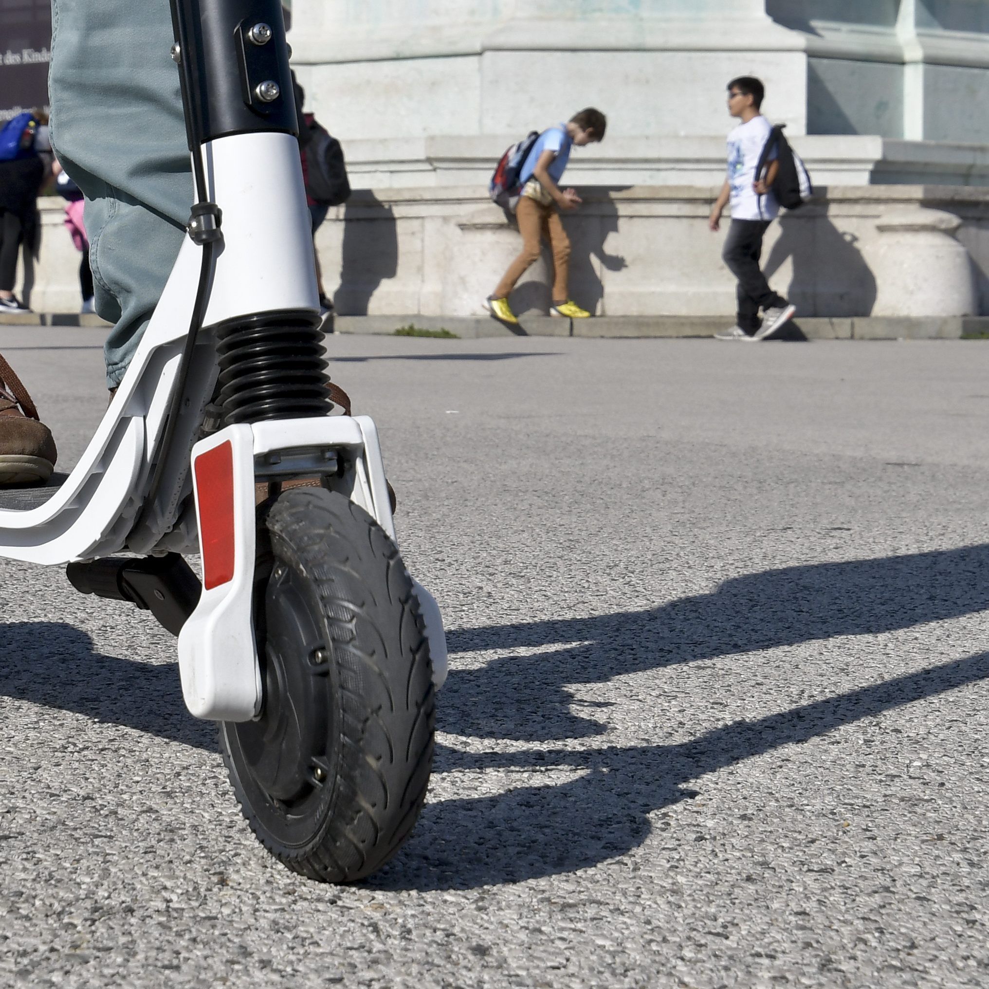 Die E-Tretroller können bis zu 25 Stundenkilometer schnell werden.