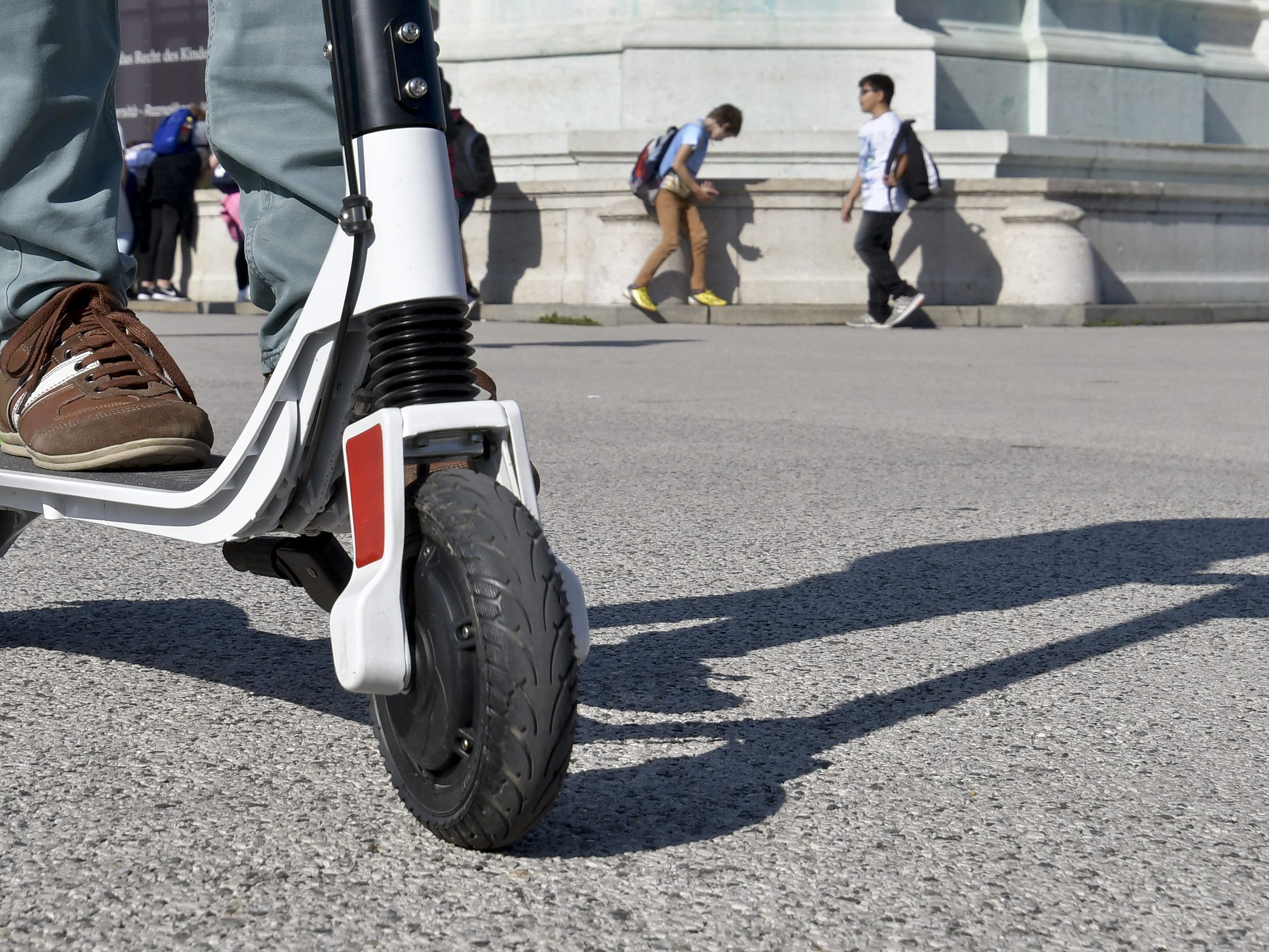 Die E-Tretroller können bis zu 25 Stundenkilometer schnell werden. Die E-Tretroller können bis zu 25 Stundenkilometer schnell werden.