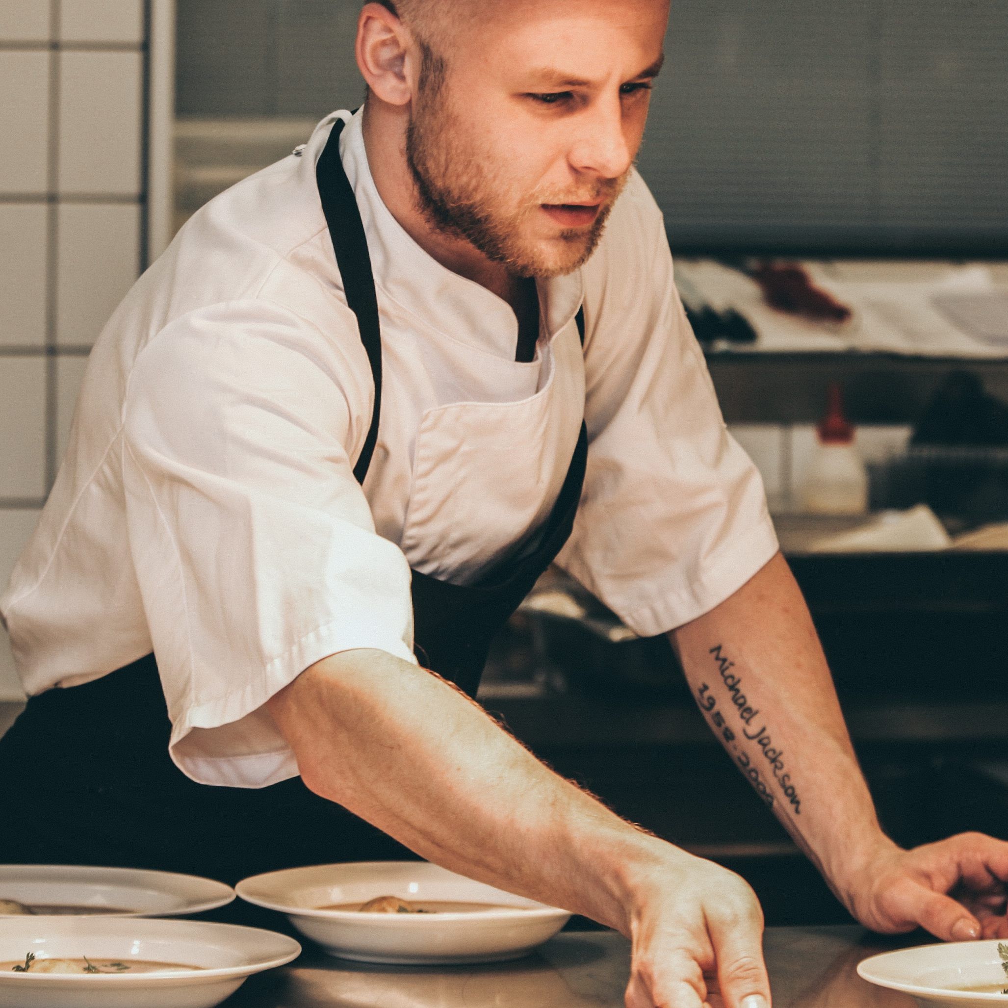Vor allem Köche und Servicepersonal sind im Winter heiß begehrt.