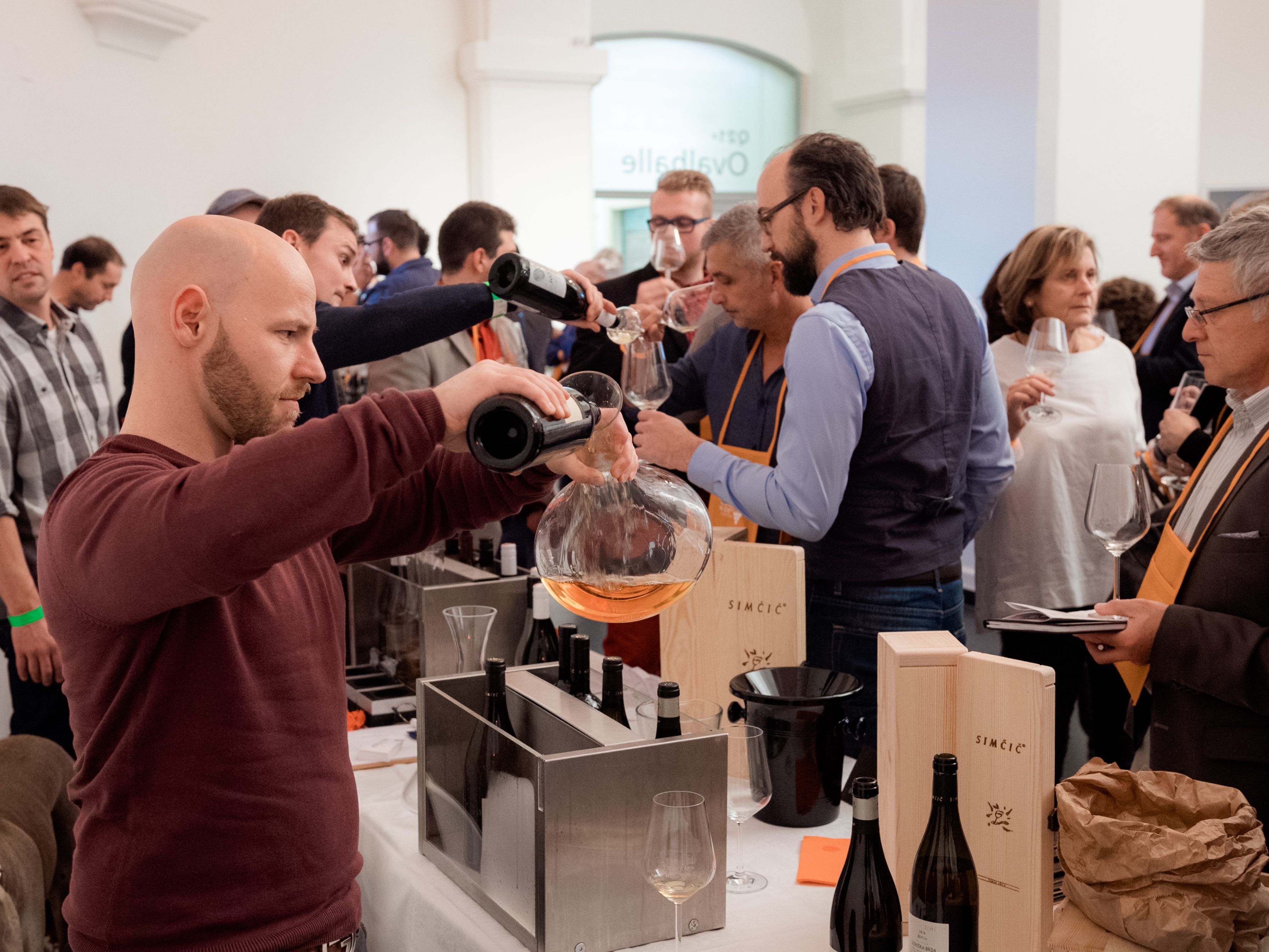 Der Wein erhält seine orange Farbe durch den Herstellungsprozess.