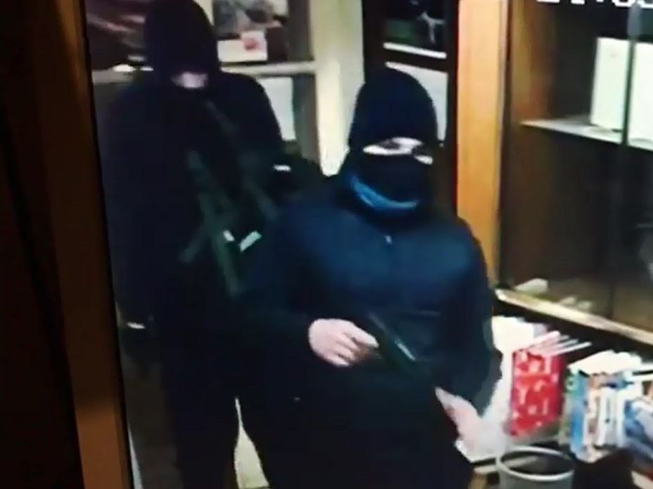Die Polizei fahndet nach zwei Männern. Die Polizei fahndet nach zwei Männern.