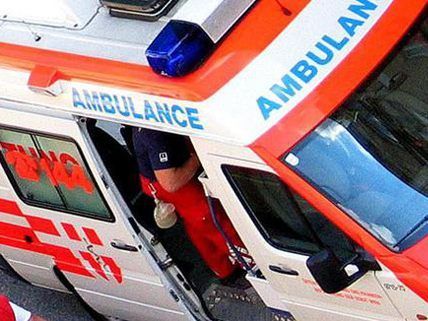 Das 54-jährige Opfer wurde von der Wiener Berufsrettung erstversorgt und dann in ein Spital gebracht.