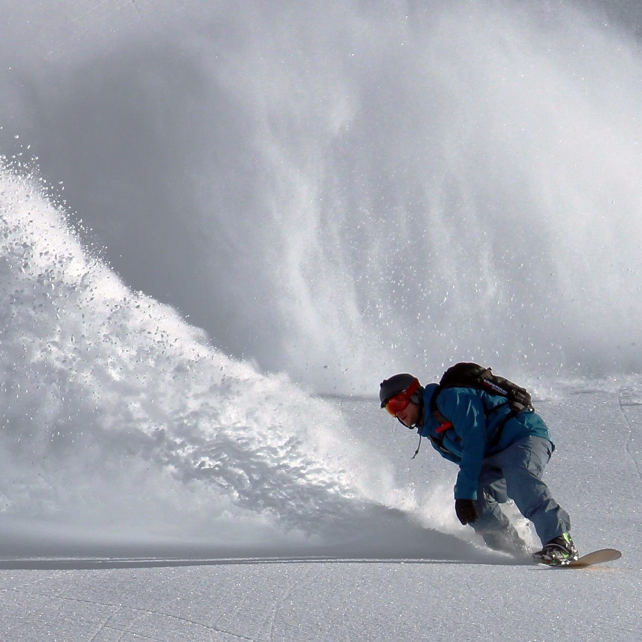 Auch beim Skifahren und Snowboarden werden viele Kalorien verbrannt.