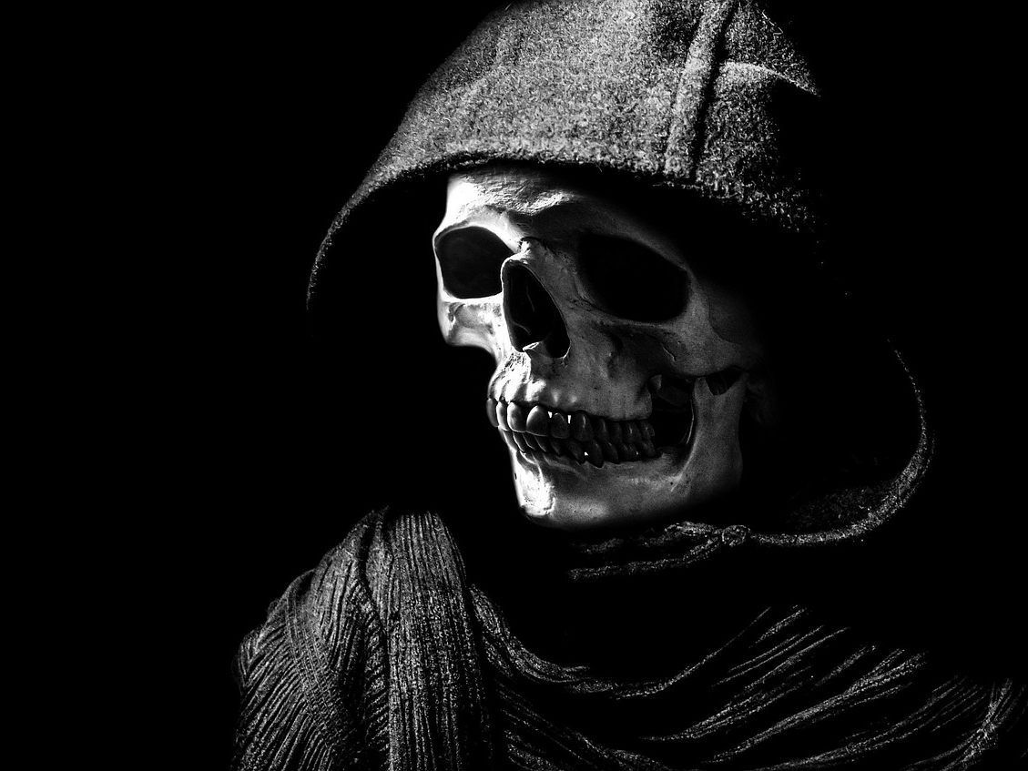 Der Unbekannte trug eine Totenkopfmaske und einen Umhang. Der Unbekannte trug eine Totenkopfmaske und einen Umhang.