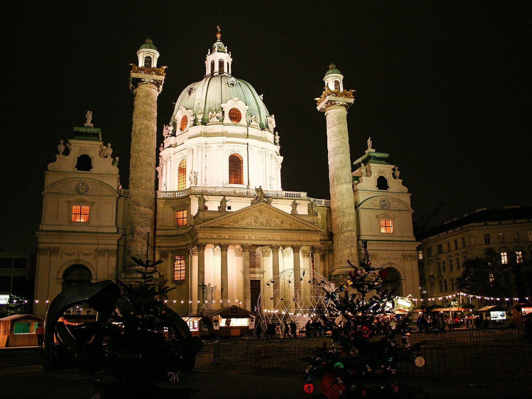 In der Wiener Karlskirche wird die Operette aufgeführt.