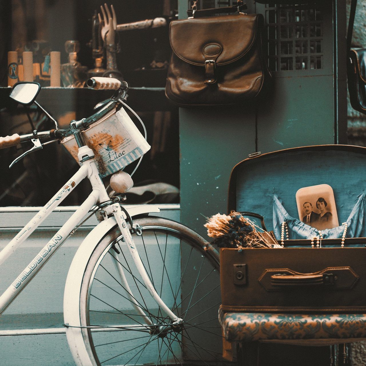 In der Wiener Kunsttankstelle Ottakring wird der Addicted to Vintage-Flohmarkt veranstaltet.