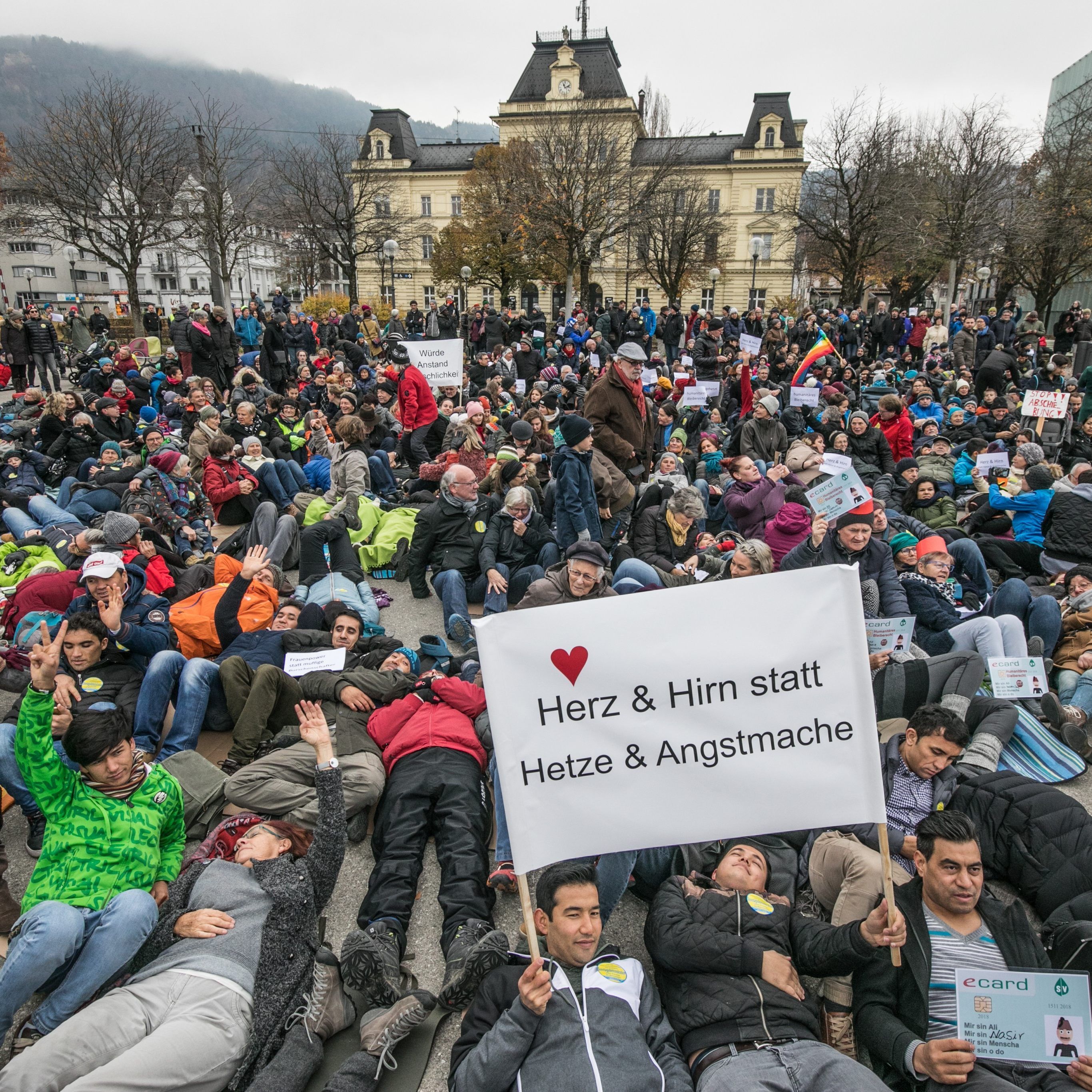 Die Demokratie am Boden. Das wollten die Demonstranten am Sonntag in Bregenz zum Ausdruck bringen.