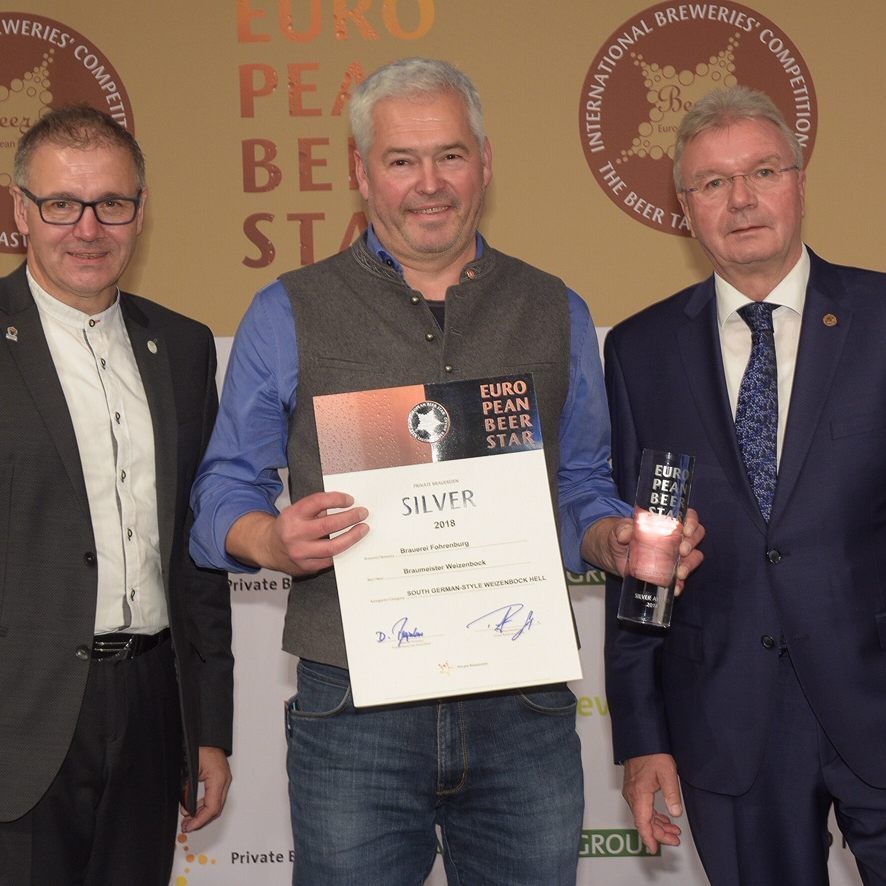 Großer Bahnhof bei der Preisverleihung des European Beer Star auf der BrauBeviale in Nürnberg am 14. November. Der stolze Gewinner Andreas Rosa, Braumeister der Brauerei Fohrenburg, bei der Entgegennahme des Awards aus den Händen von Georg Rittmayer (Präsident der Privaten Brauereien Bayern) und Detlef Projahn (Präsident des Bundesverbandes der Privaten Brauereien).