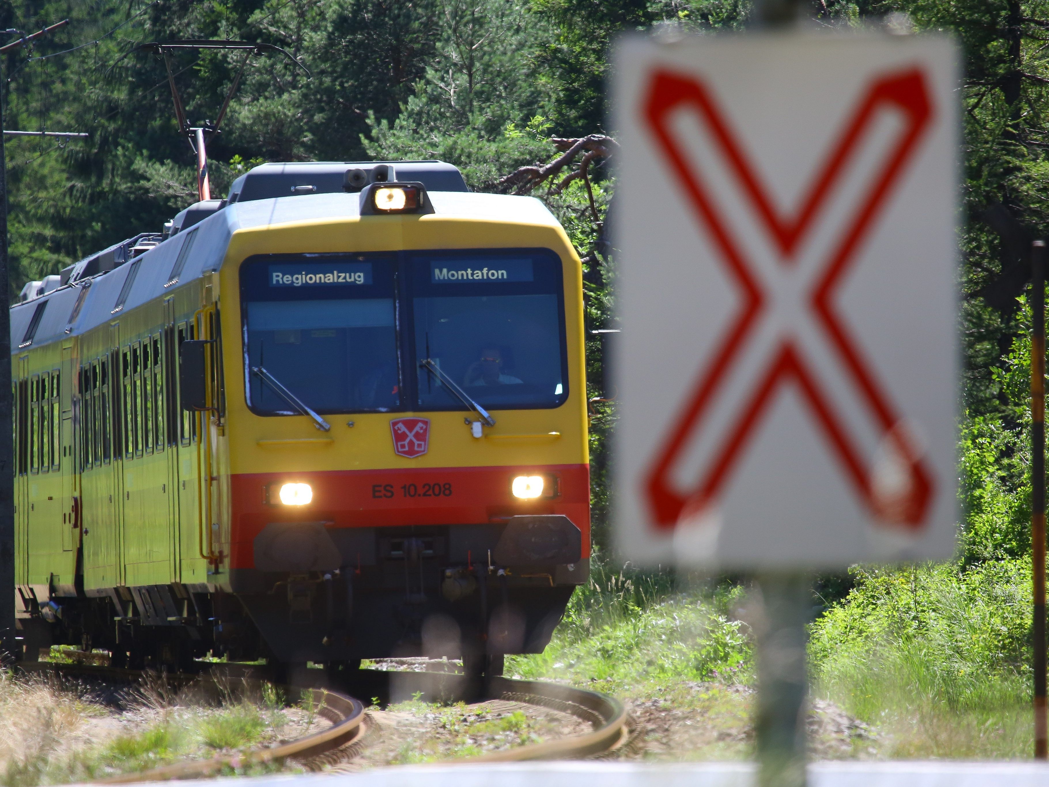 Ein Schwarzfahrer attackierte einen Schaffner in der Montafonerbahn.