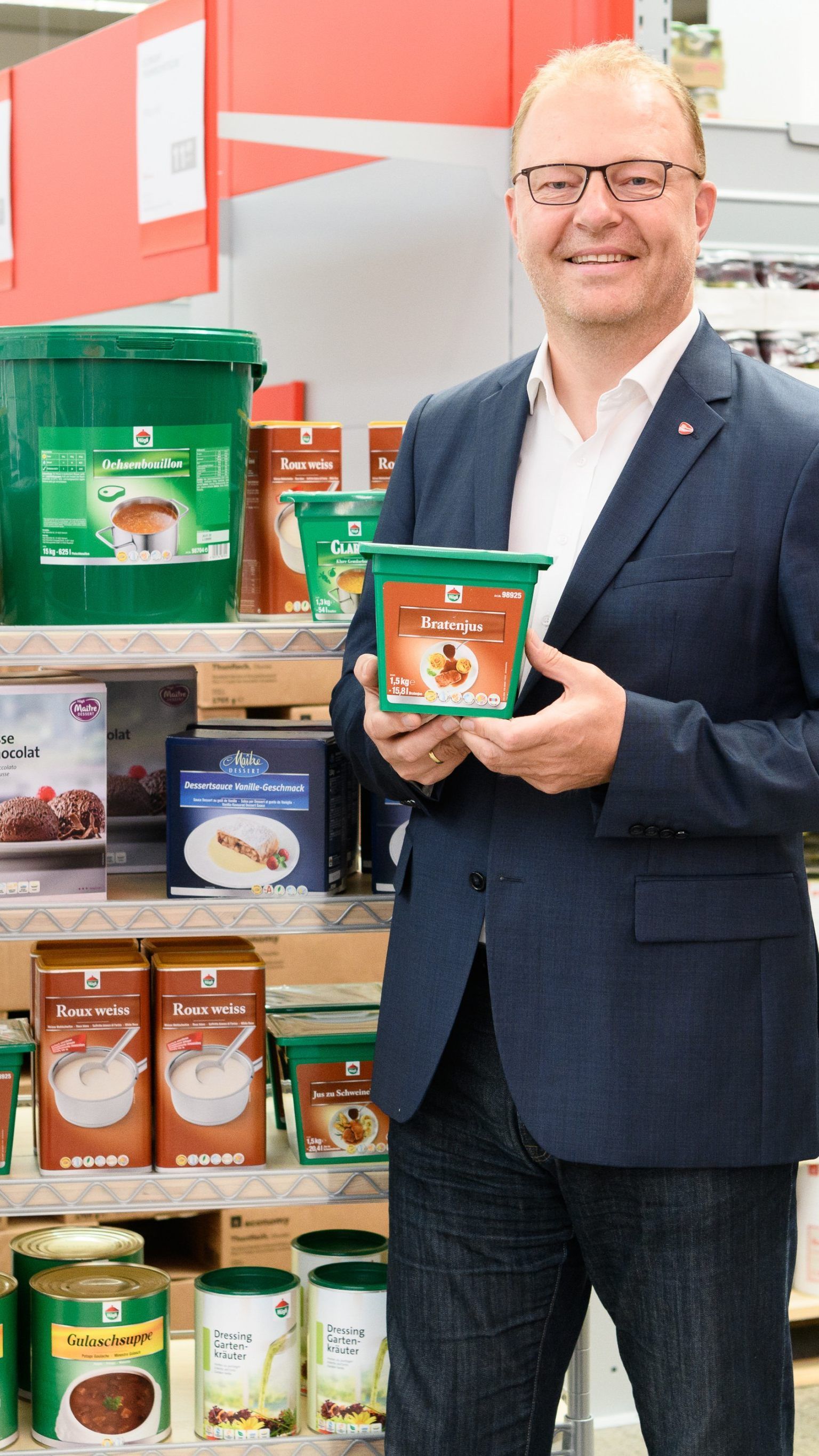 Thomas Panholzer und Manfred Hayböck, Geschäftsführer von Transgourmet Österreich, freuen sich über Hügli-Produkte im Sortiment.