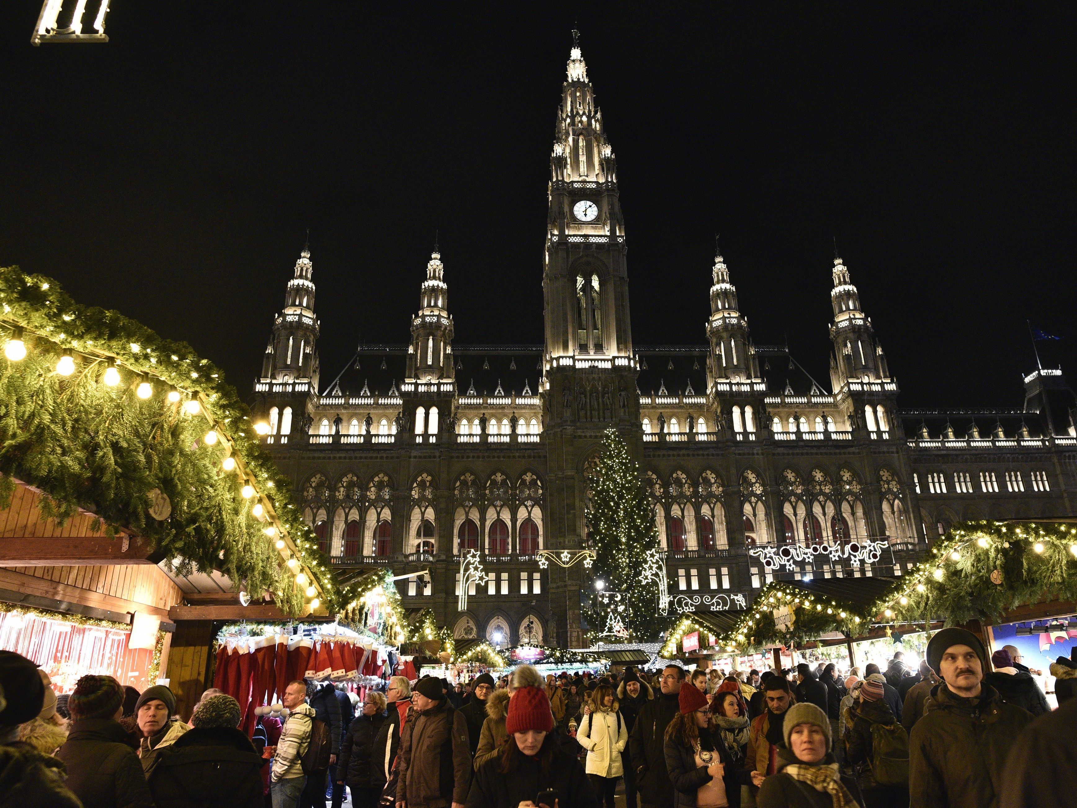 Morgen wird auch der Weihnachtsmarkt am Rathausplatz feierlich eröffnet. Morgen wird auch der Weihnachtsmarkt am Rathausplatz feierlich eröffnet.