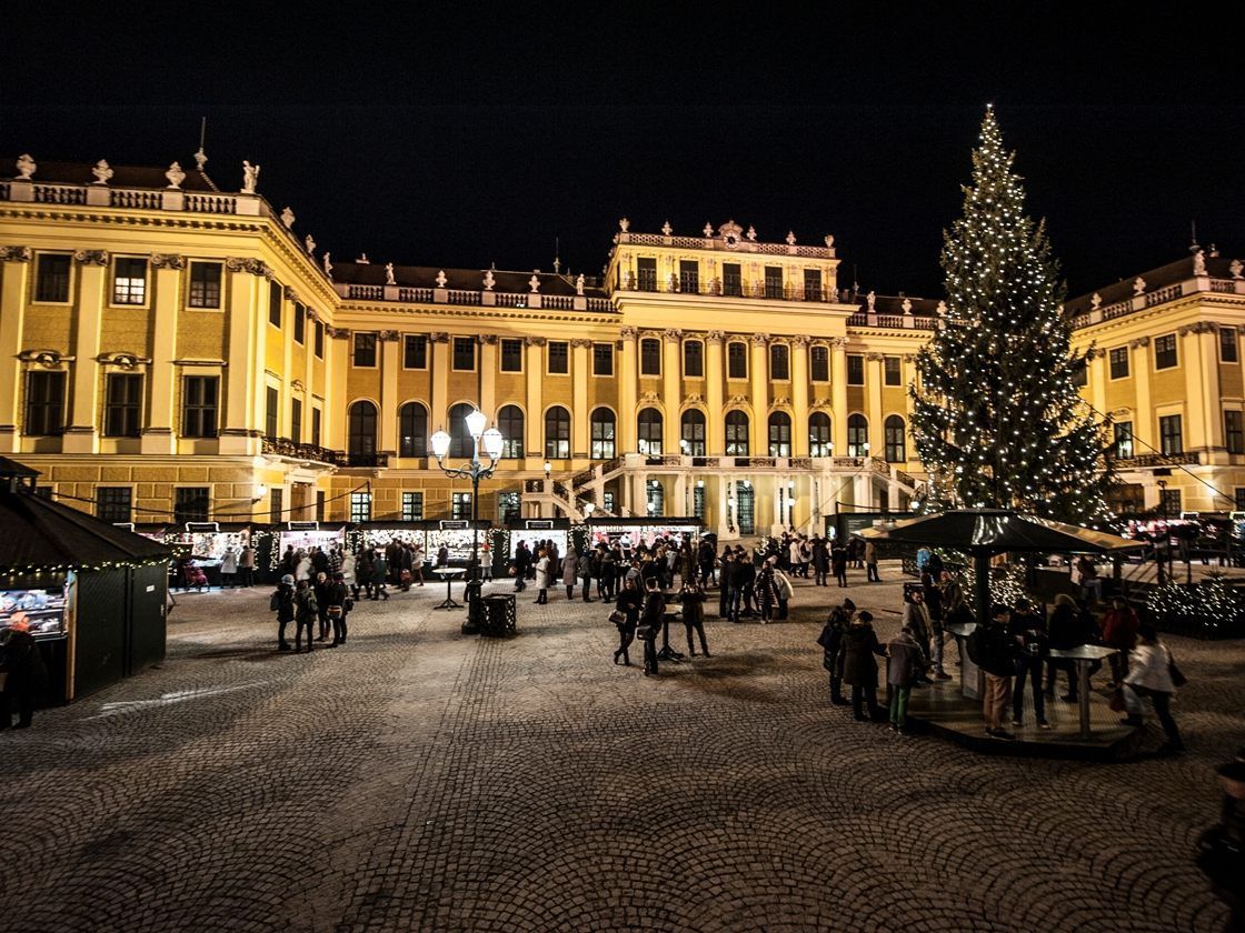 Vor dem Schloss Schönbrunn wird es ab 24. November wieder besinnlich. Vor dem Schloss Schönbrunn wird es ab 24. November wieder besinnlich.
