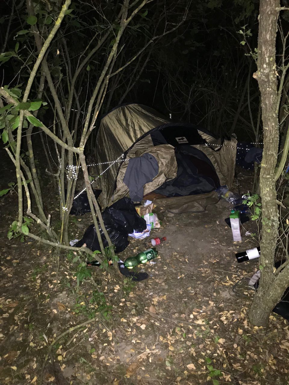 Die Banden hausten bei ihren Streifzügen in einem Zelt.