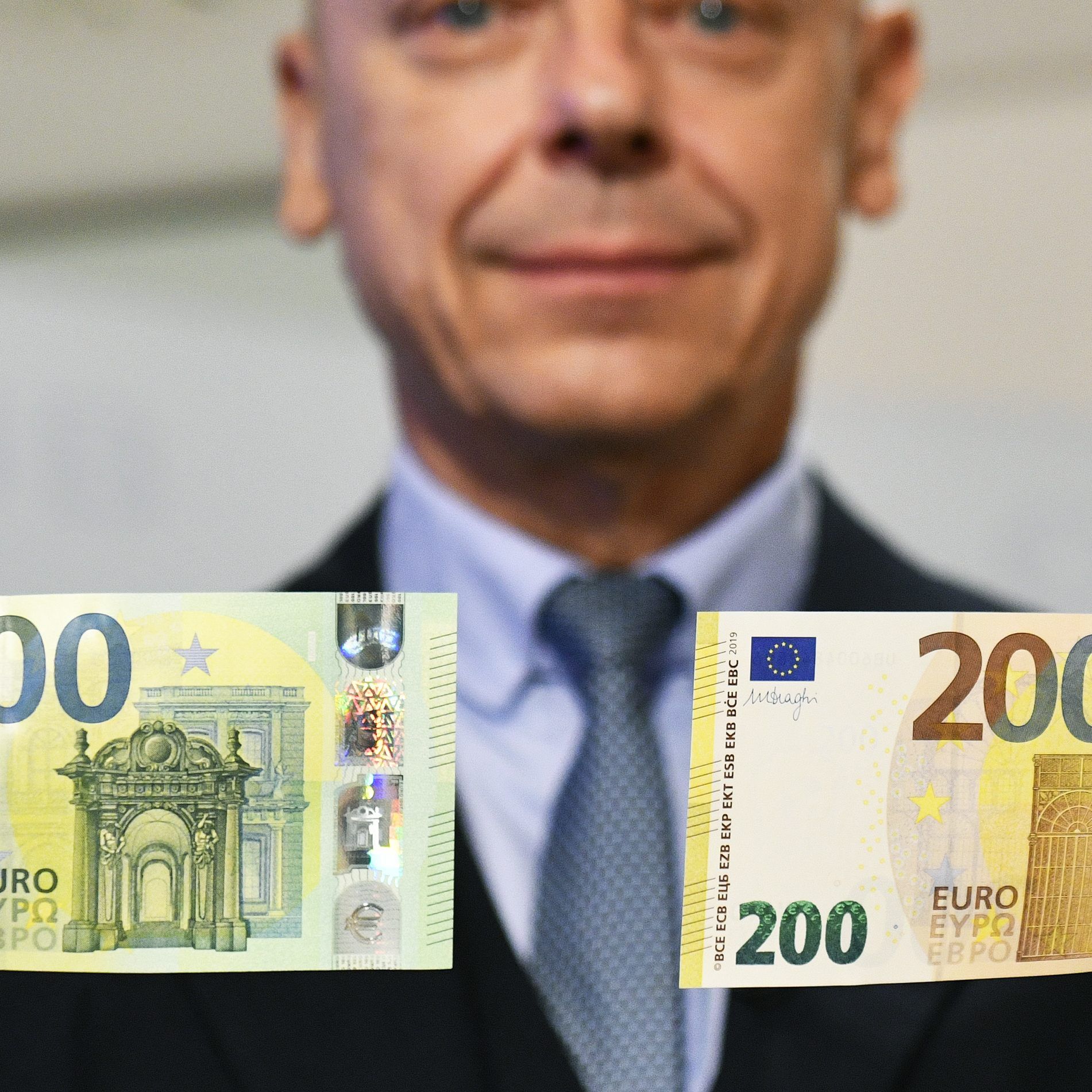OeNB-Direktor Kurt Pribil präsentiert die neuen 100er- und 200er-Banknoten der "Europa-Serie".