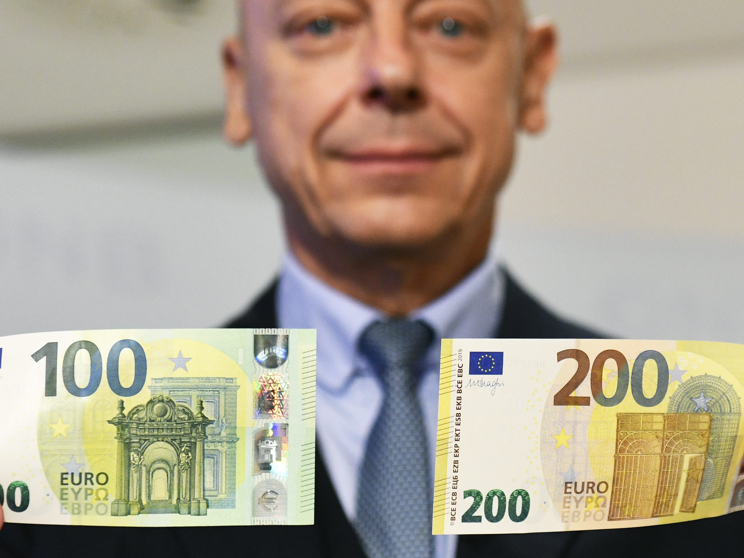 OeNB-Direktor Kurt Pribil präsentiert die neuen 100er- und 200er-Banknoten der "Europa-Serie".