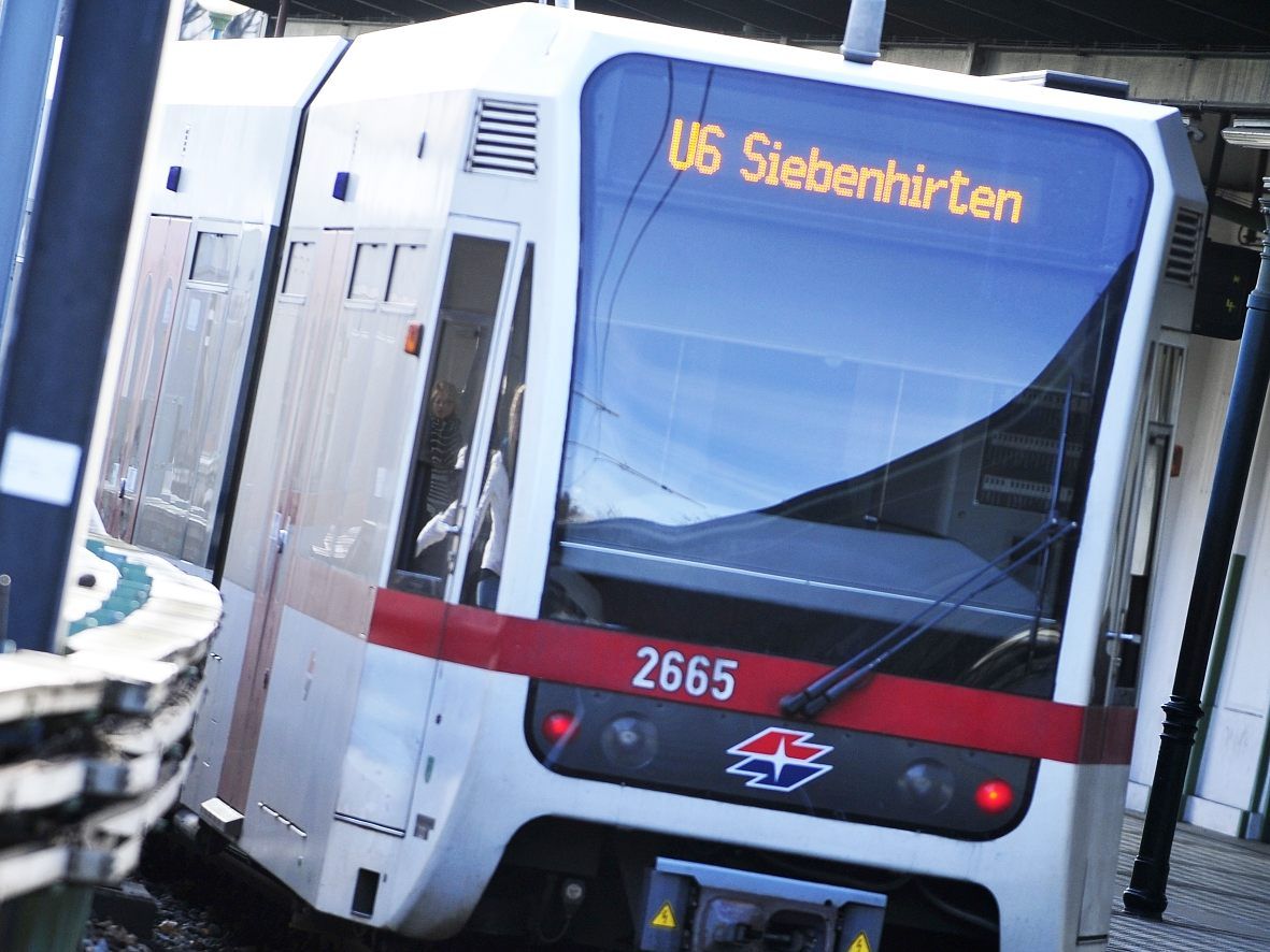 Der Bahnsteig Richtung Siebenhirten ist wieder geöffnet. Der Bahnsteig Richtung Siebenhirten ist wieder geöffnet.