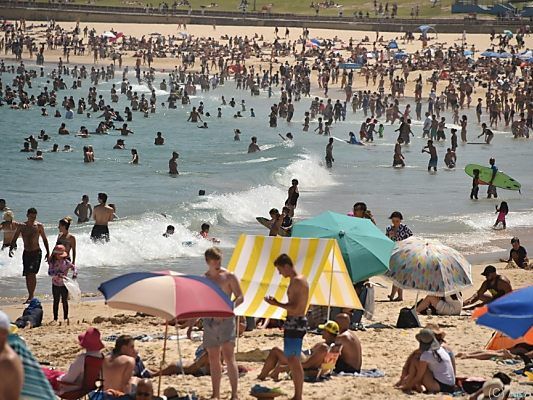 Tausende Menschen suchten an den Stränden nach Abkühlung Tausende Menschen suchten an den Stränden nach Abkühlung