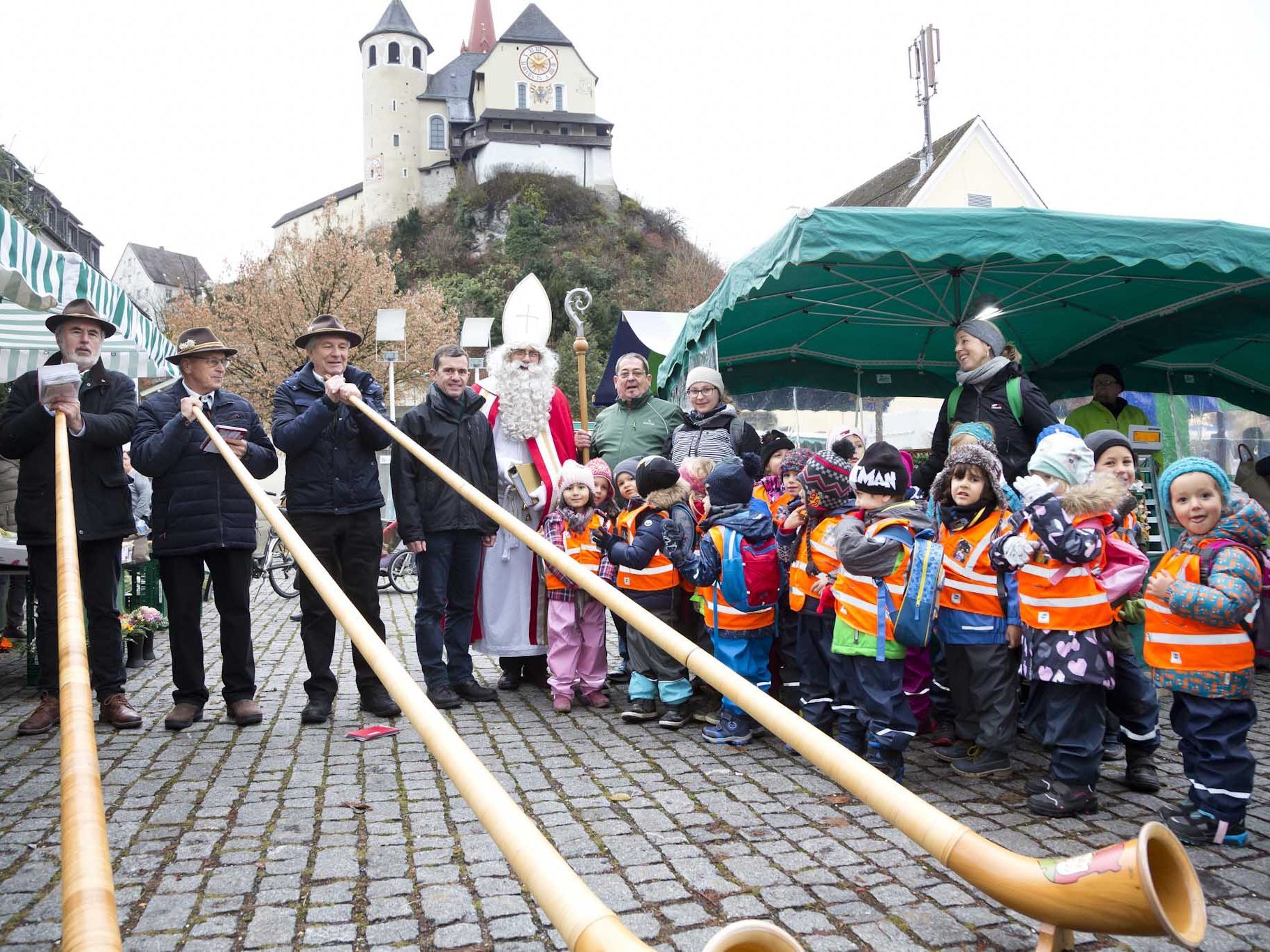 Bürgermeister Martin Summer und eine Gruppe des Kindergarten Oberdorf trafen den Nikolaus am Rankler Wochenmarkt. Bürgermeister Martin Summer und eine Gruppe des Kindergarten Oberdorf trafen den Nikolaus am Rankler Wochenmarkt.