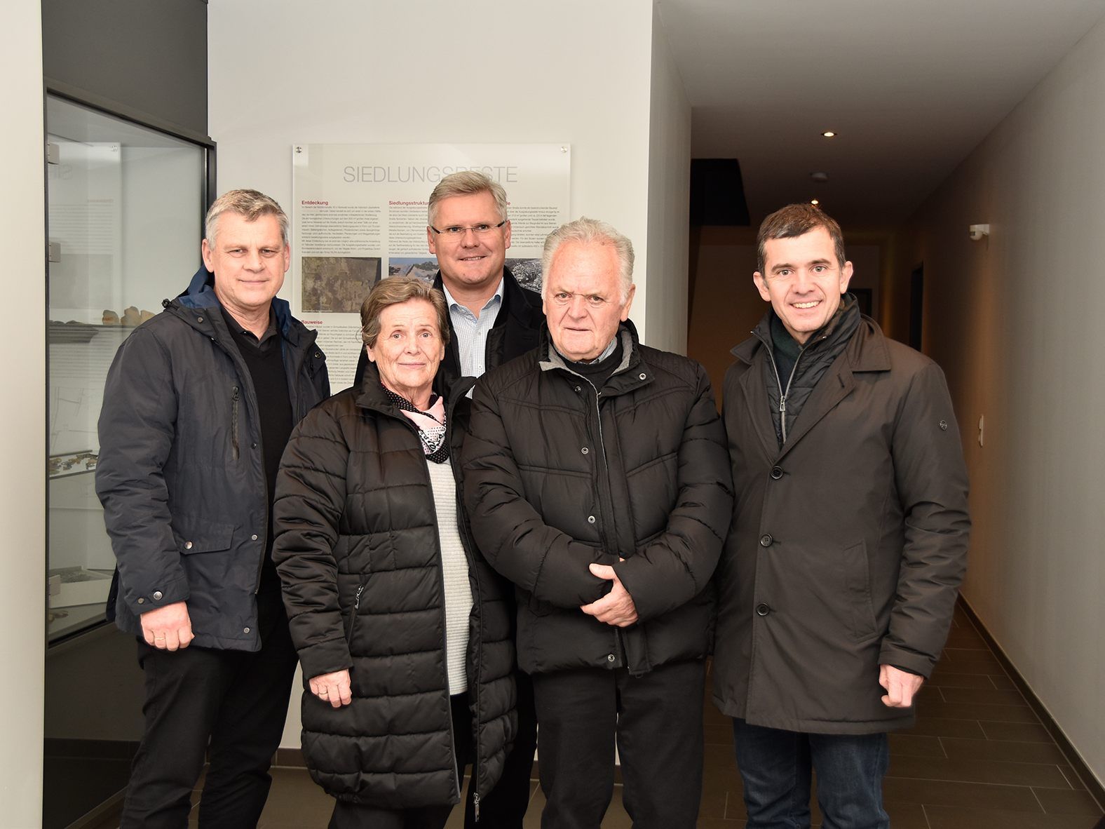 Übergabe der Fundstück an die Gemeinde: DI Dietmar Walser (Architekt), Irmgard Loretz (Verkäuferin der Liegenschaft), Baumeister Ing. Klaus Baldauf (Geschäftsführer Nägele Wohnbau), Arthur Loretz, Bürgermeister Martin Summer (v. l. n. r)