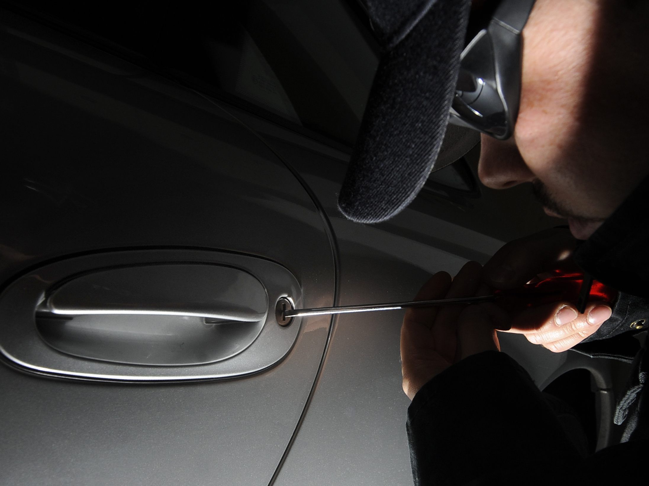 Der Autoeinbrecher soll mehr als 20 Autos aufgebrochen haben. Der Autoeinbrecher soll mehr als 20 Autos aufgebrochen haben.