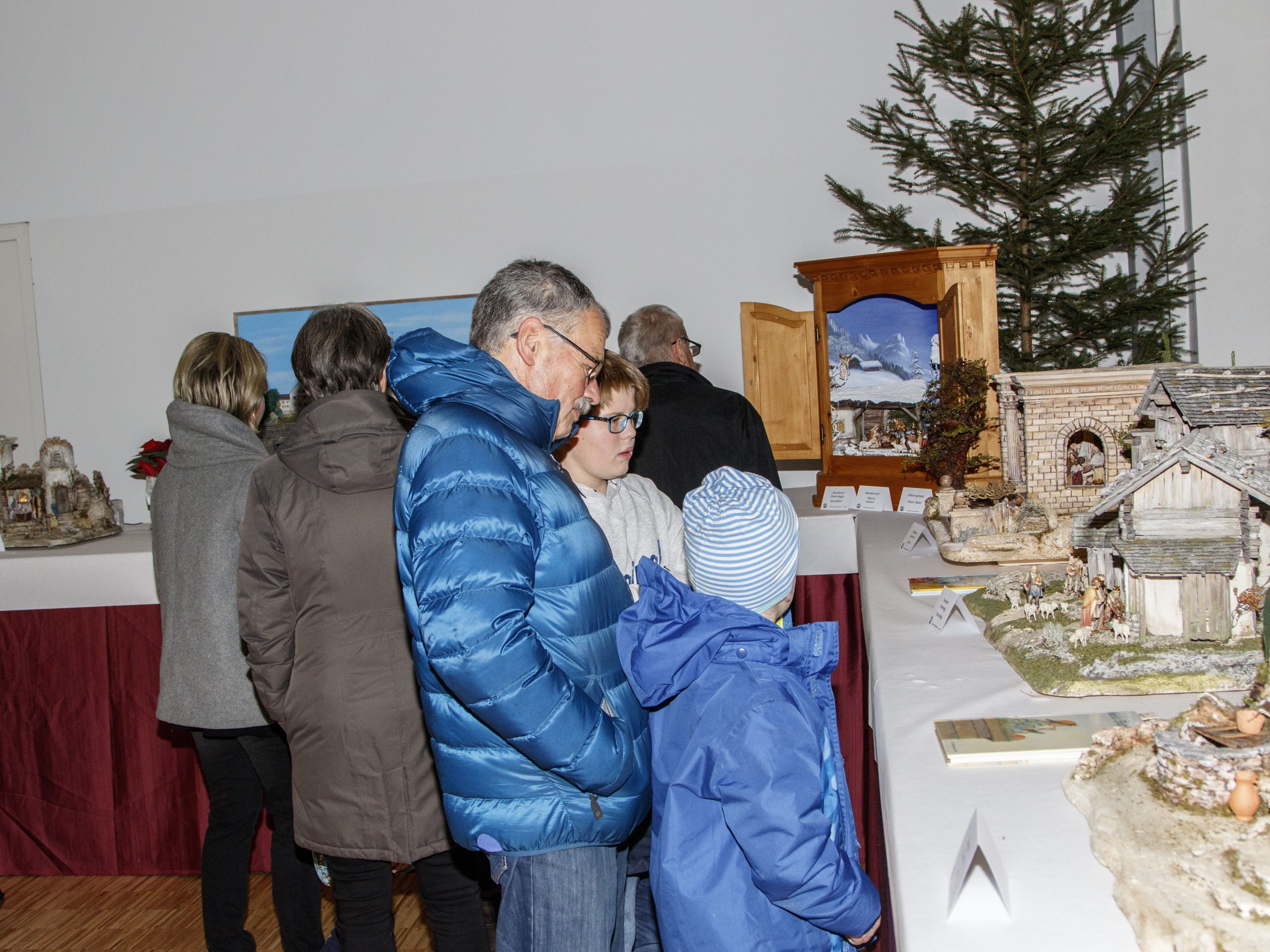 Viele Besucher beim Krippenschauen in Rankweil.