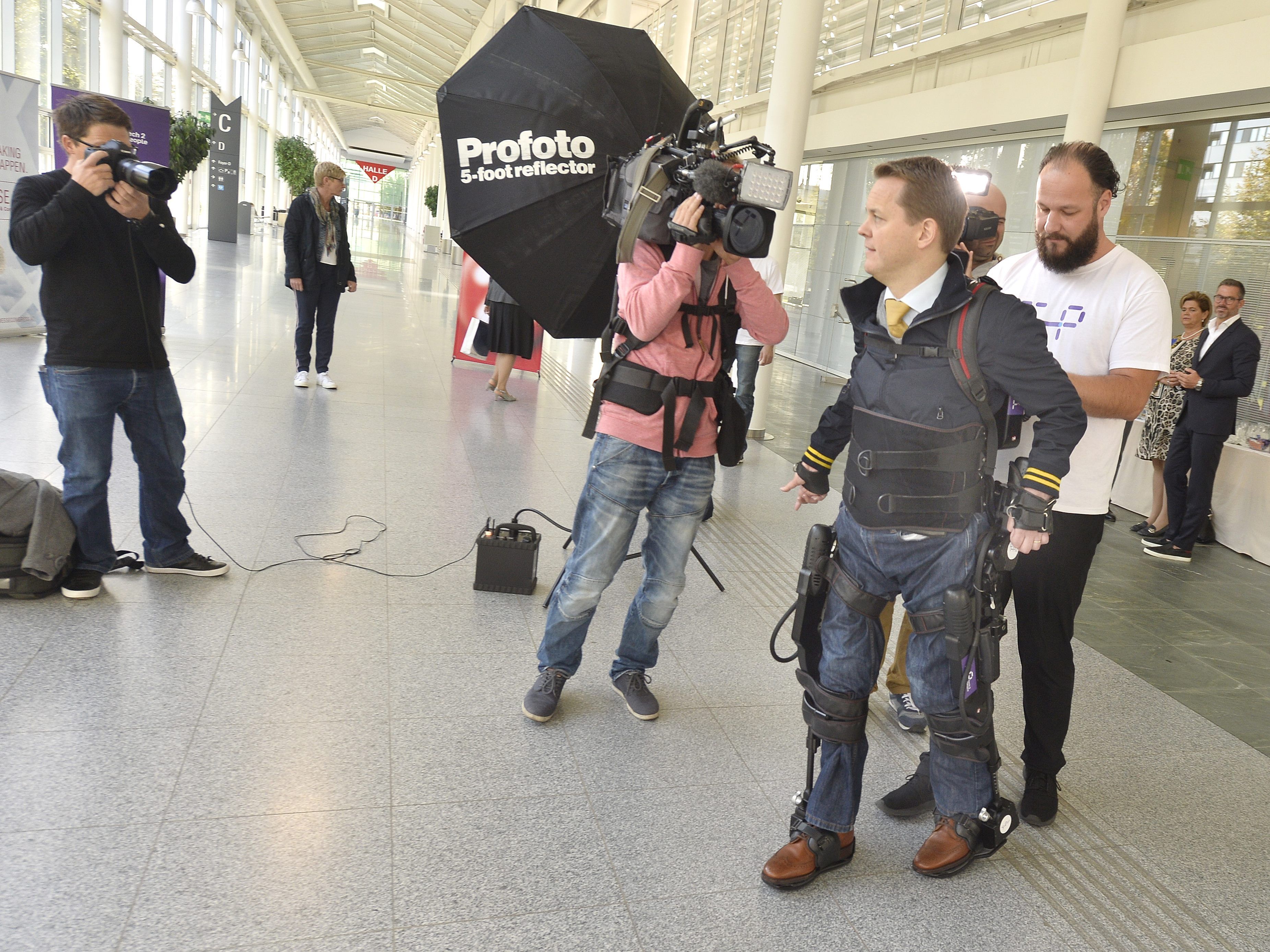 Die Therapie mit dem Exoskelett ist seit Donnerstag in Wien-Döbling möglich. Die Therapie mit dem Exoskelett ist seit Donnerstag in Wien-Döbling möglich.