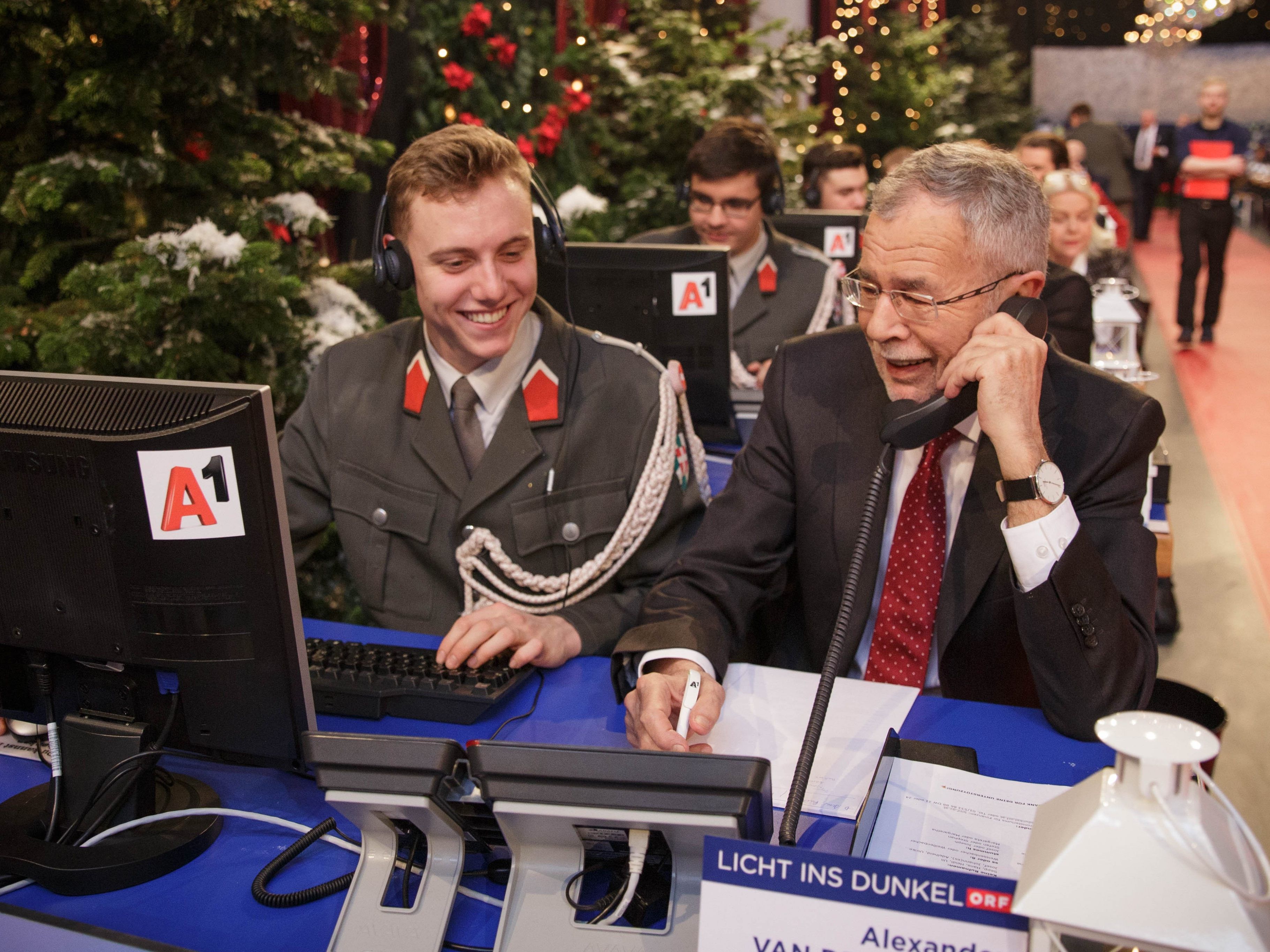 Auch der Bundespräsident setzte sich ans Spendentelefon. Auch der Bundespräsident setzte sich ans Spendentelefon.