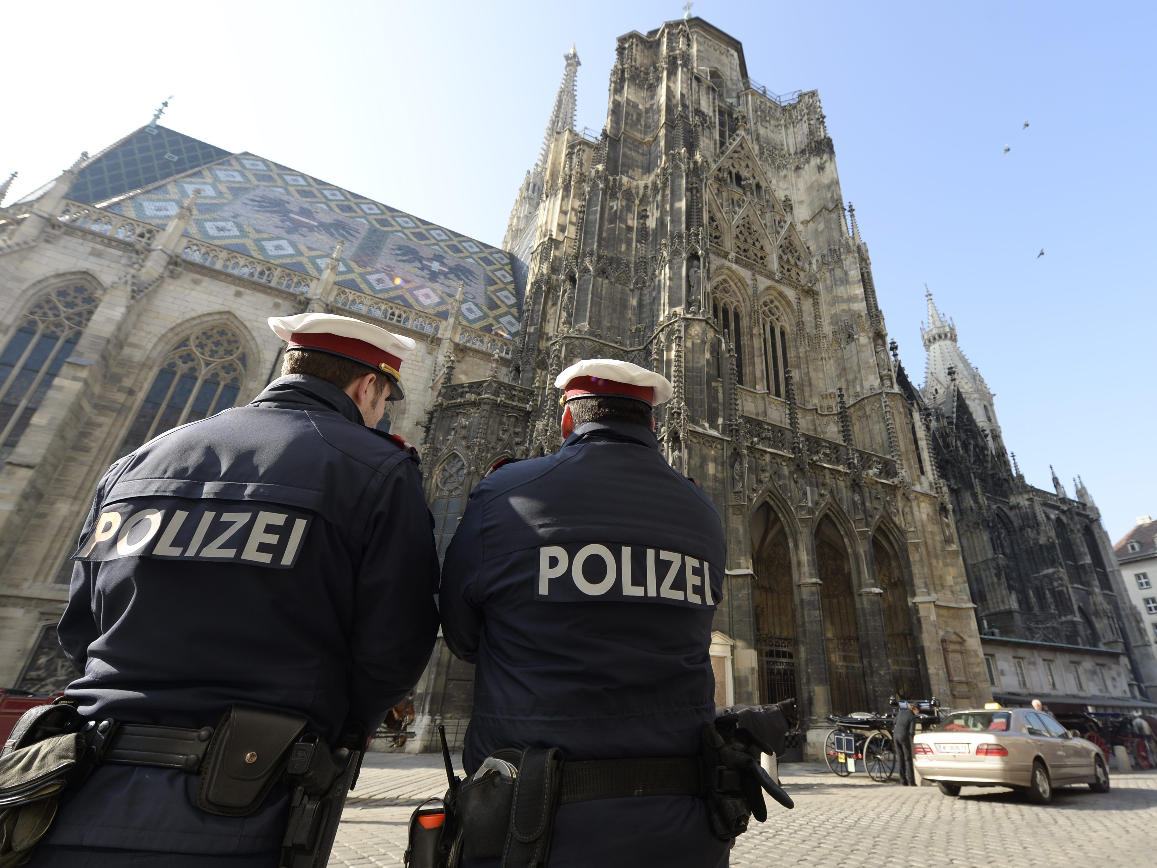 Der Wiener Stephansdom wurde heute Vormittag aufgrund einer Bombendrohung evakuiert. Der Wiener Stephansdom wurde heute Vormittag aufgrund einer Bombendrohung evakuiert.