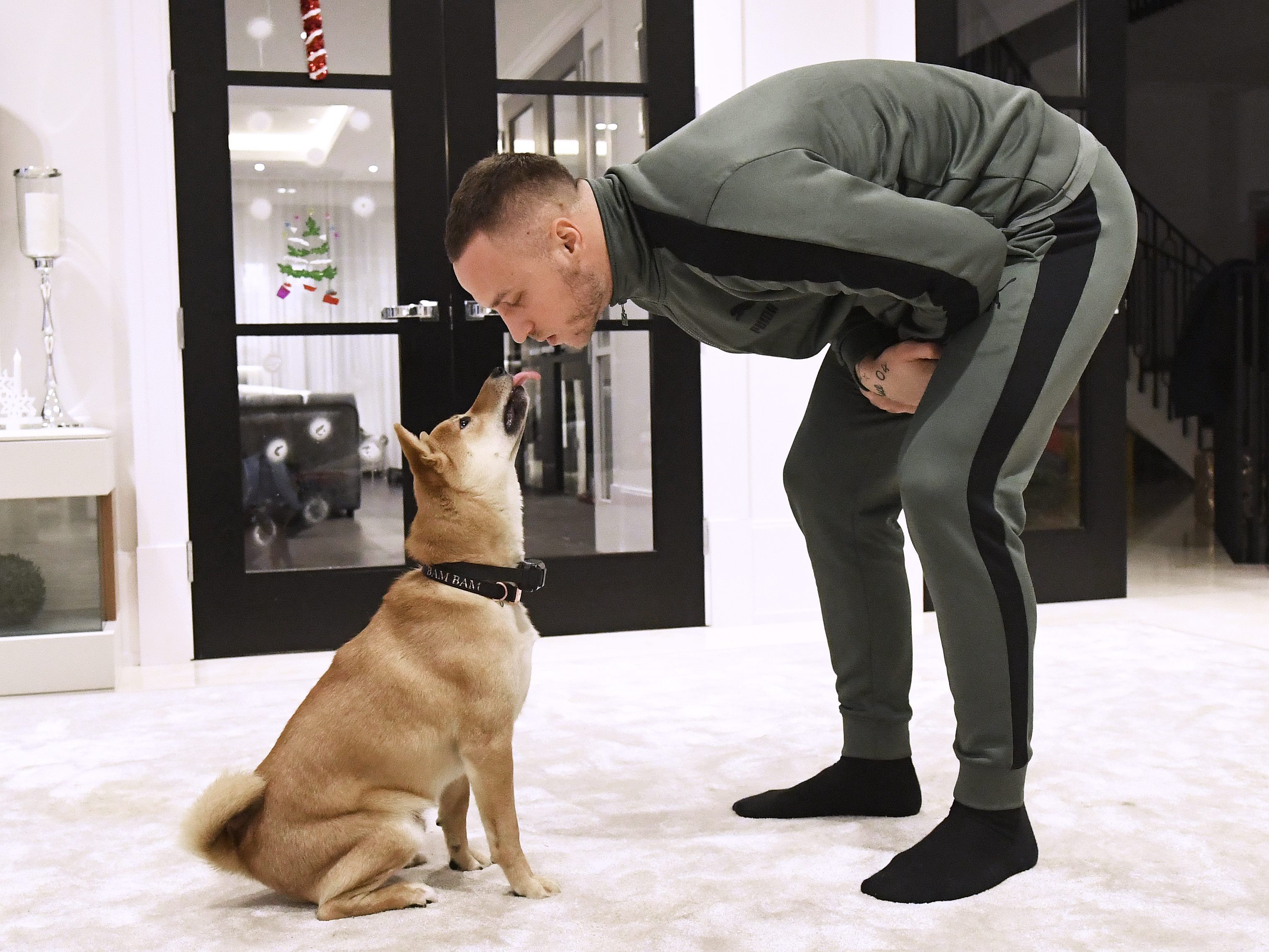Österreichs Fußball-Star Marko Arnautovic mit Hund Balloo nach einen Interview mit der APA in London.