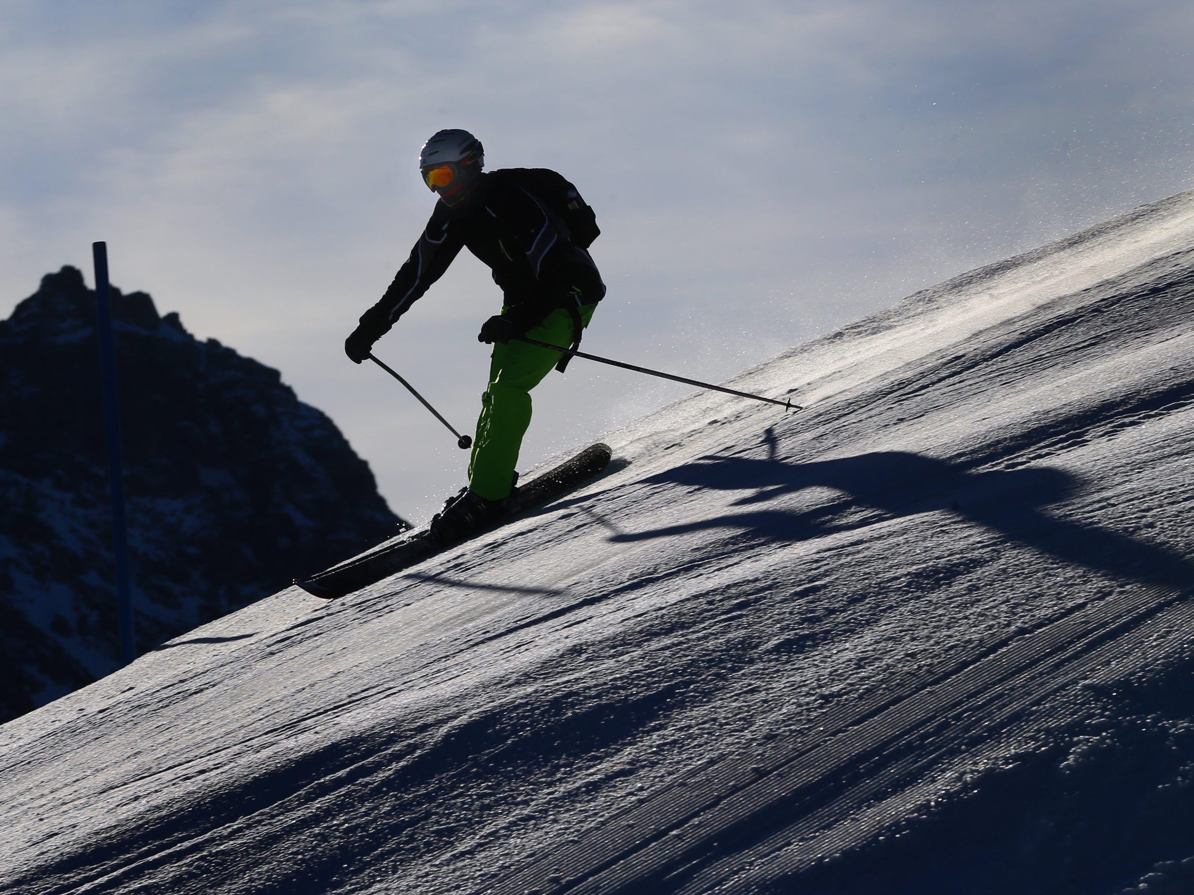 Ein Skifahrer befährt eine Skipiste.