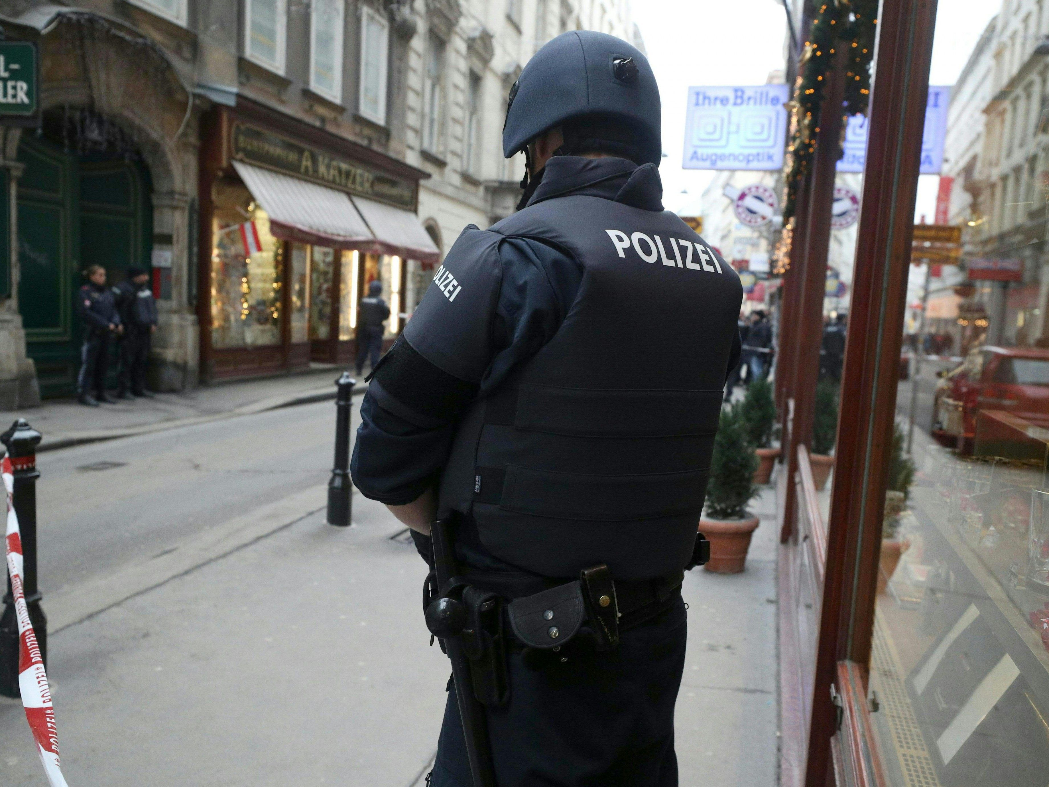 Nach den Schüssen in der Wiener City wurde festgestellt, dass ein Zeuge gefälscht Ausweise bei sich hat. Nach den Schüssen in der Wiener City wurde festgestellt, dass ein Zeuge gefälscht Ausweise bei sich hat.