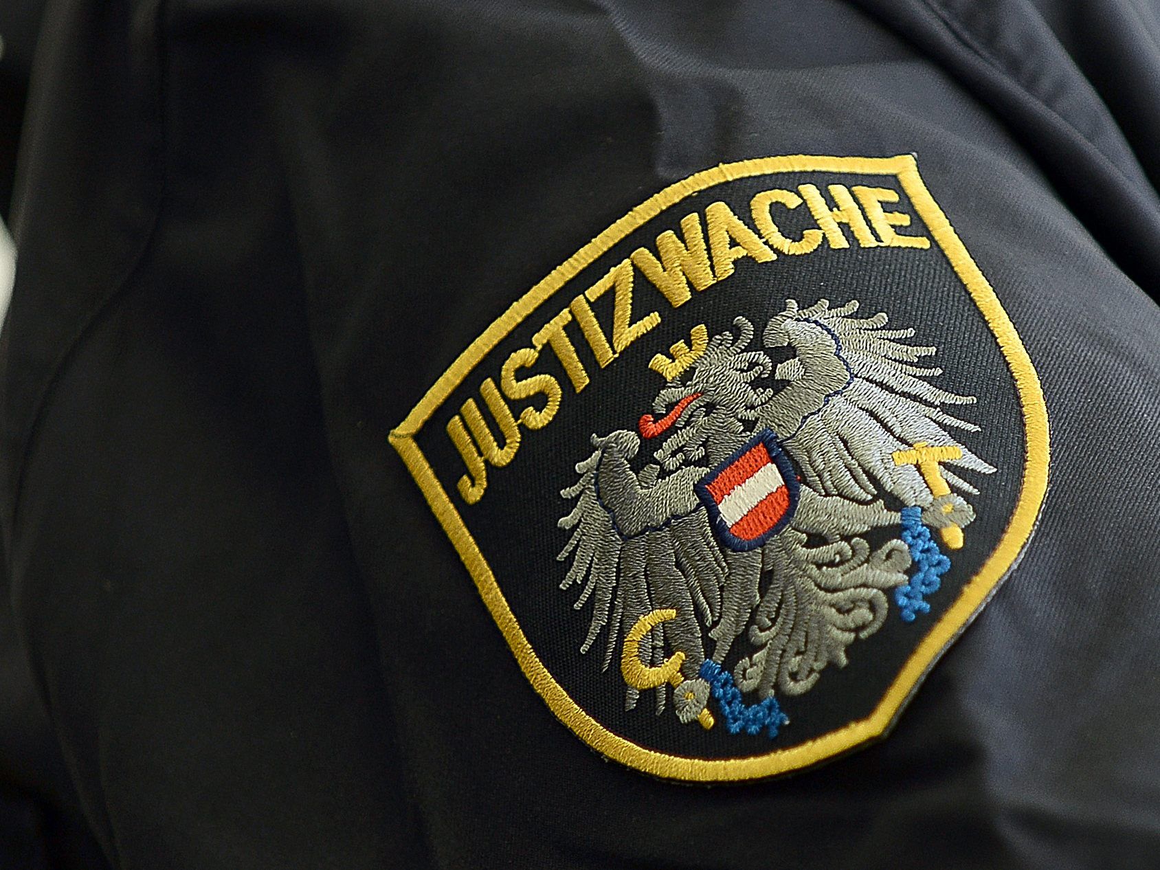 Die mutmaßlichen Täter wurden ausgeforscht und befinden sich in Untersuchungshaft.