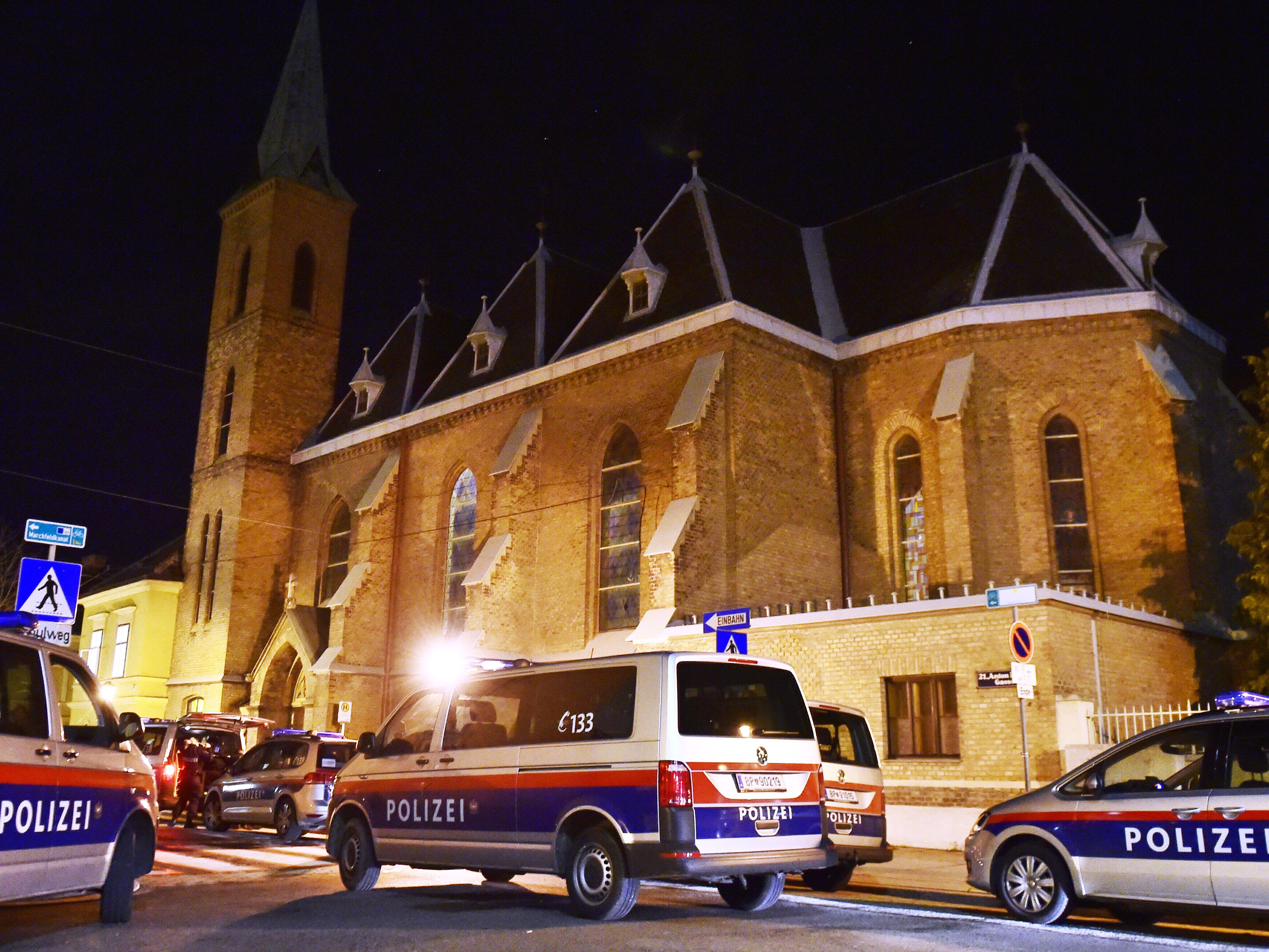Bei einem brutalen Überfall auf eine Kirche in Wien wurden fünf Ordensbrüder verletzt.