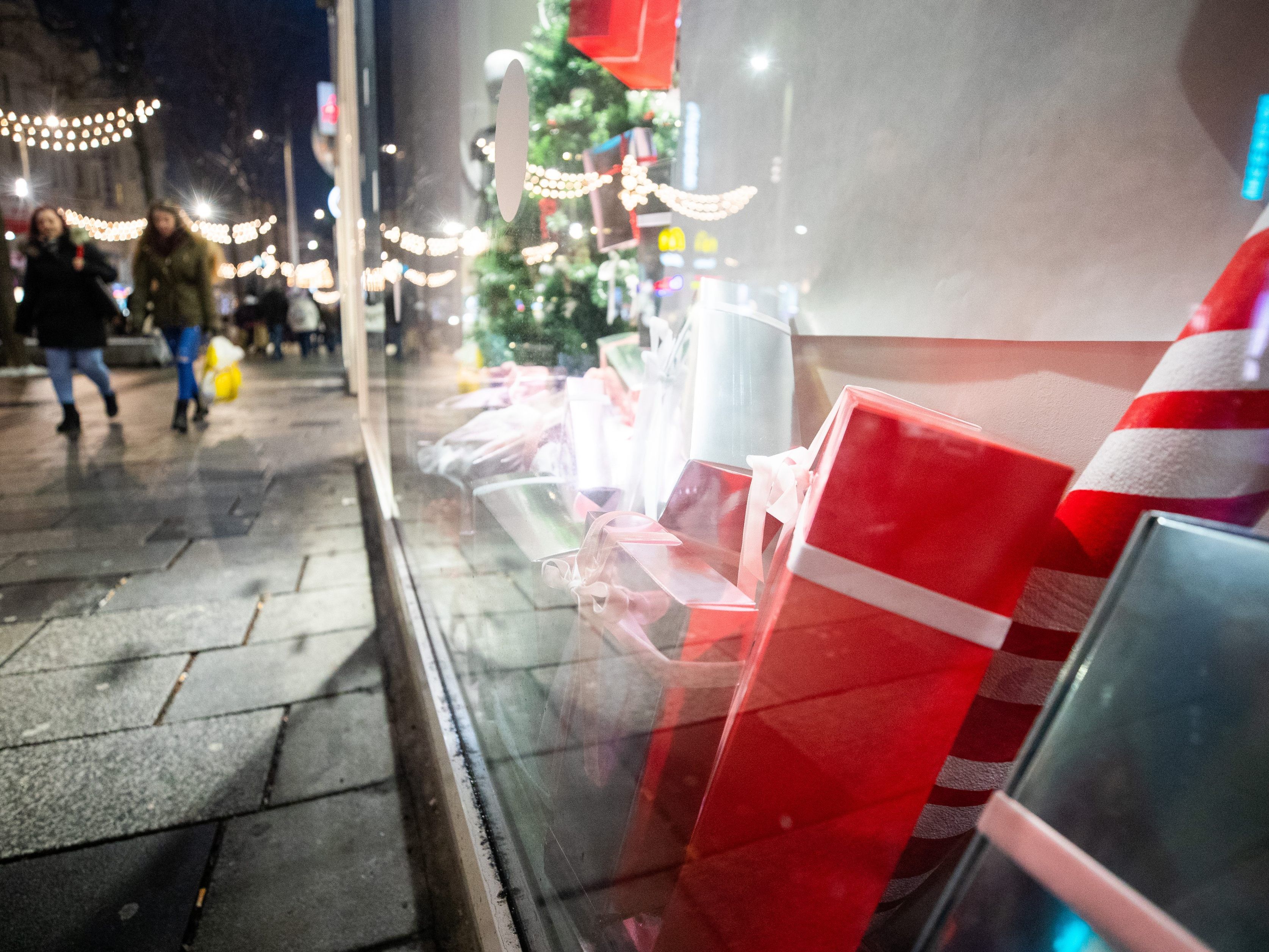 In Wien wird in der Mariahilfer Straße protestiert.