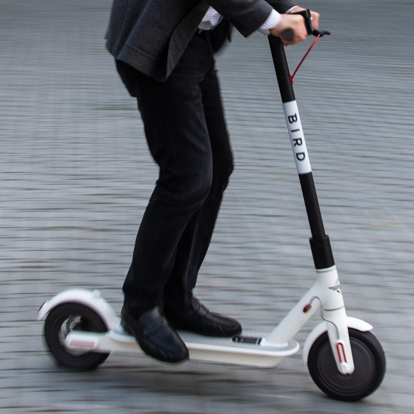 Ein Experte verrät, was beim Kauf eines E-Scooters für Kinder bedacht werden sollte.