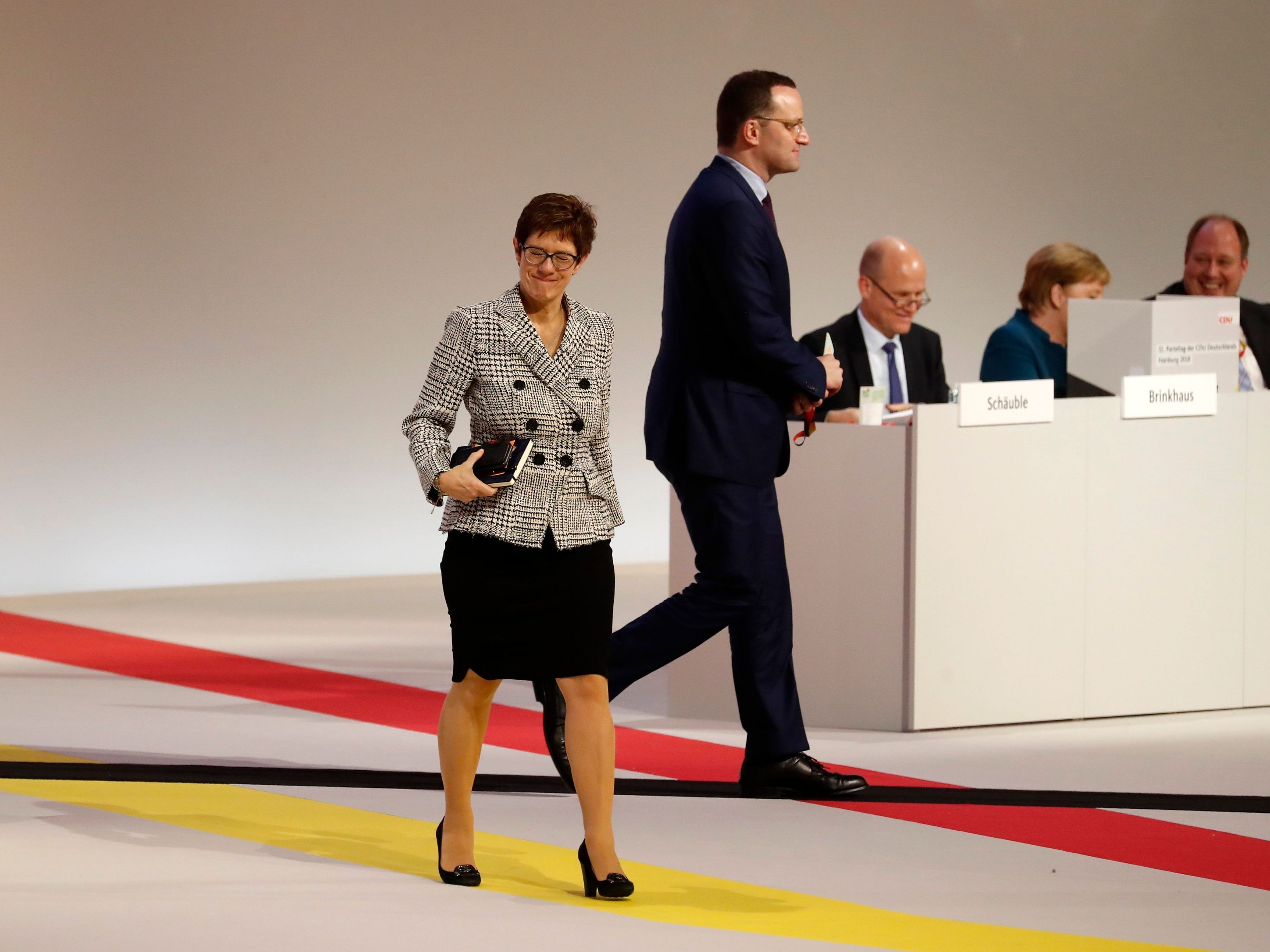 Annegret Kramp-Karrenbauer tritt in die Fußstapfen von Angela Merkel.