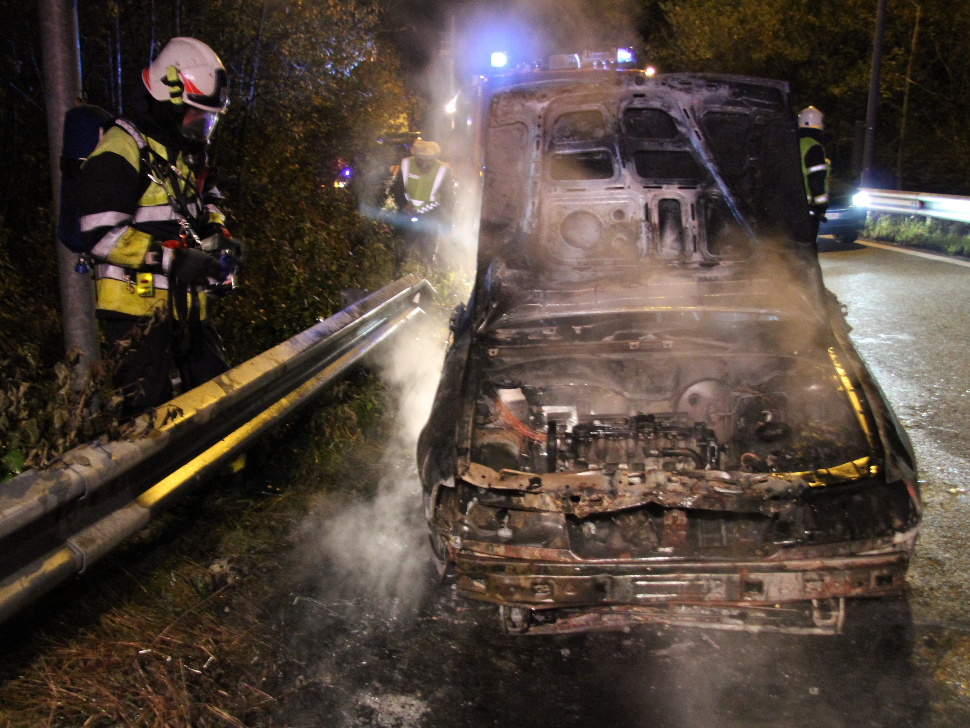 Feuerwerk und Knaller zu Silvester können schwere Schäden an Autos verursachen. Feuerwerk und Knaller zu Silvester können schwere Schäden an Autos verursachen.