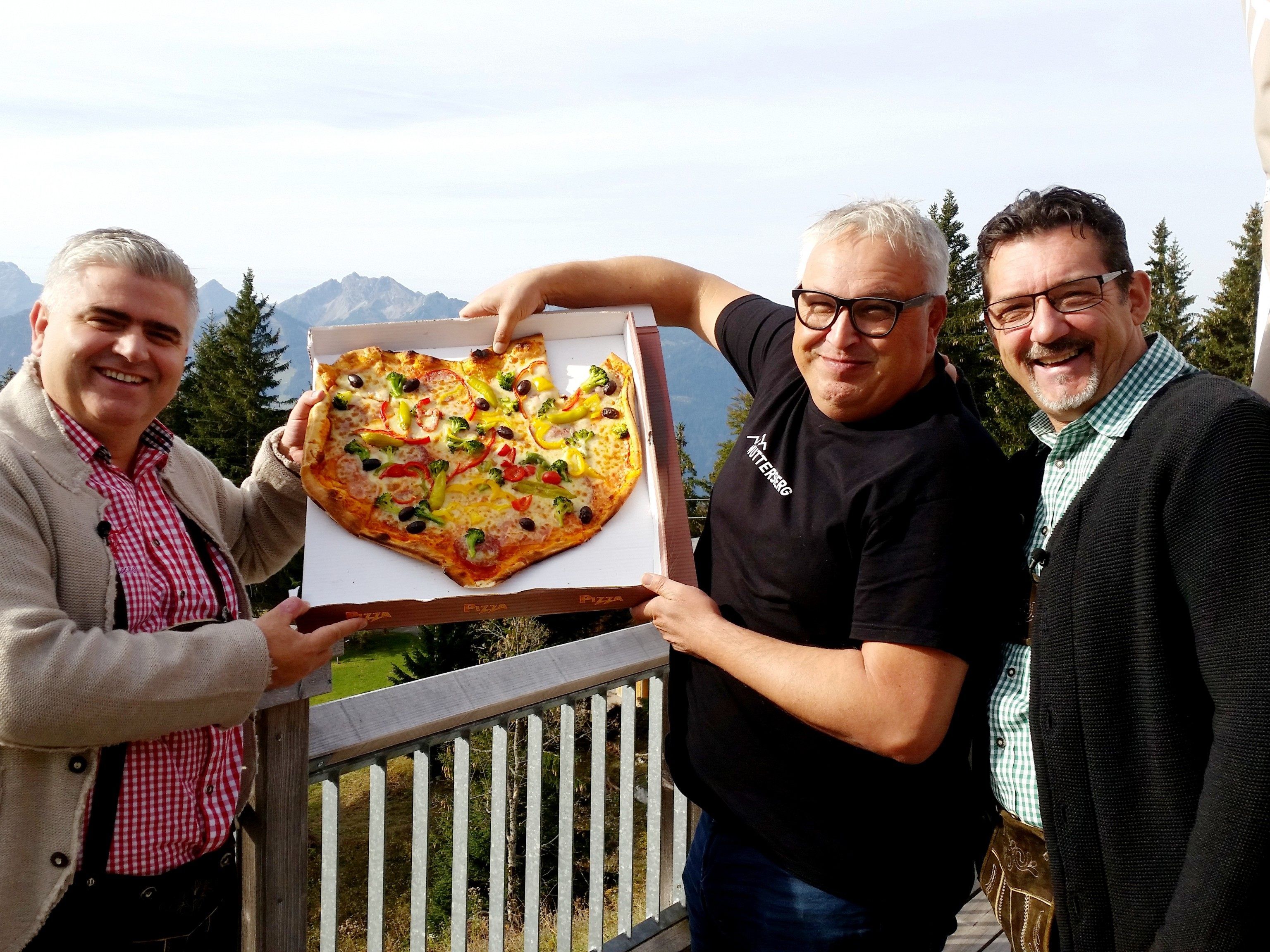 Gondlgast Avni Pllana (Pizzeria Antonio) überbrachten Muttersbergchef Hansi Bandl nach der Aufzeichnung der Sendung "us dr Gondl" #106 eine frische Herzpizza