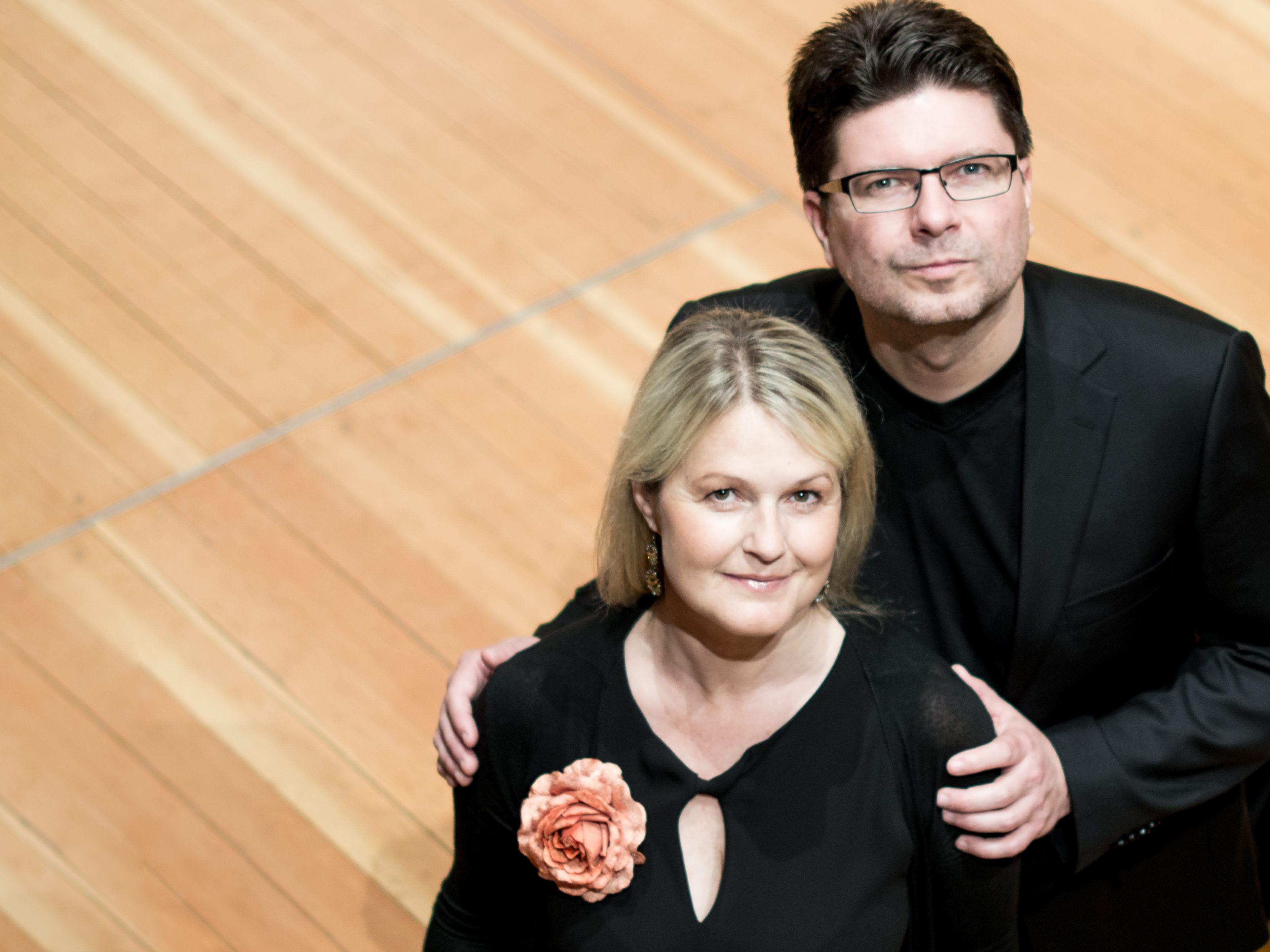 Weihnachtsstimmung am Saumarkt mit den Konse-Professoren Judith Bechter und Clemens Morgenthaler.