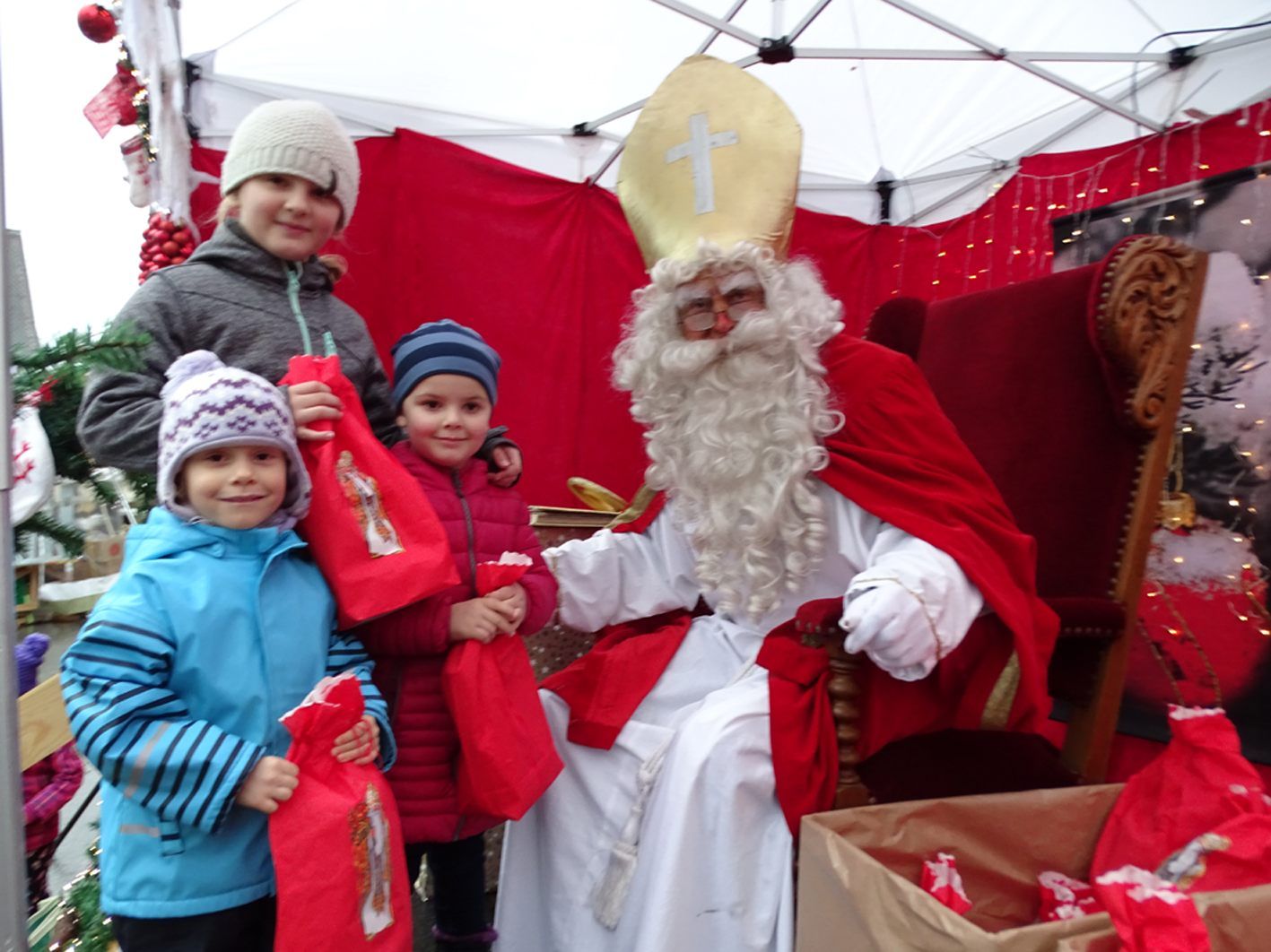 Der Nikolaus nahm auch Weihnachtswünsche entgegen.