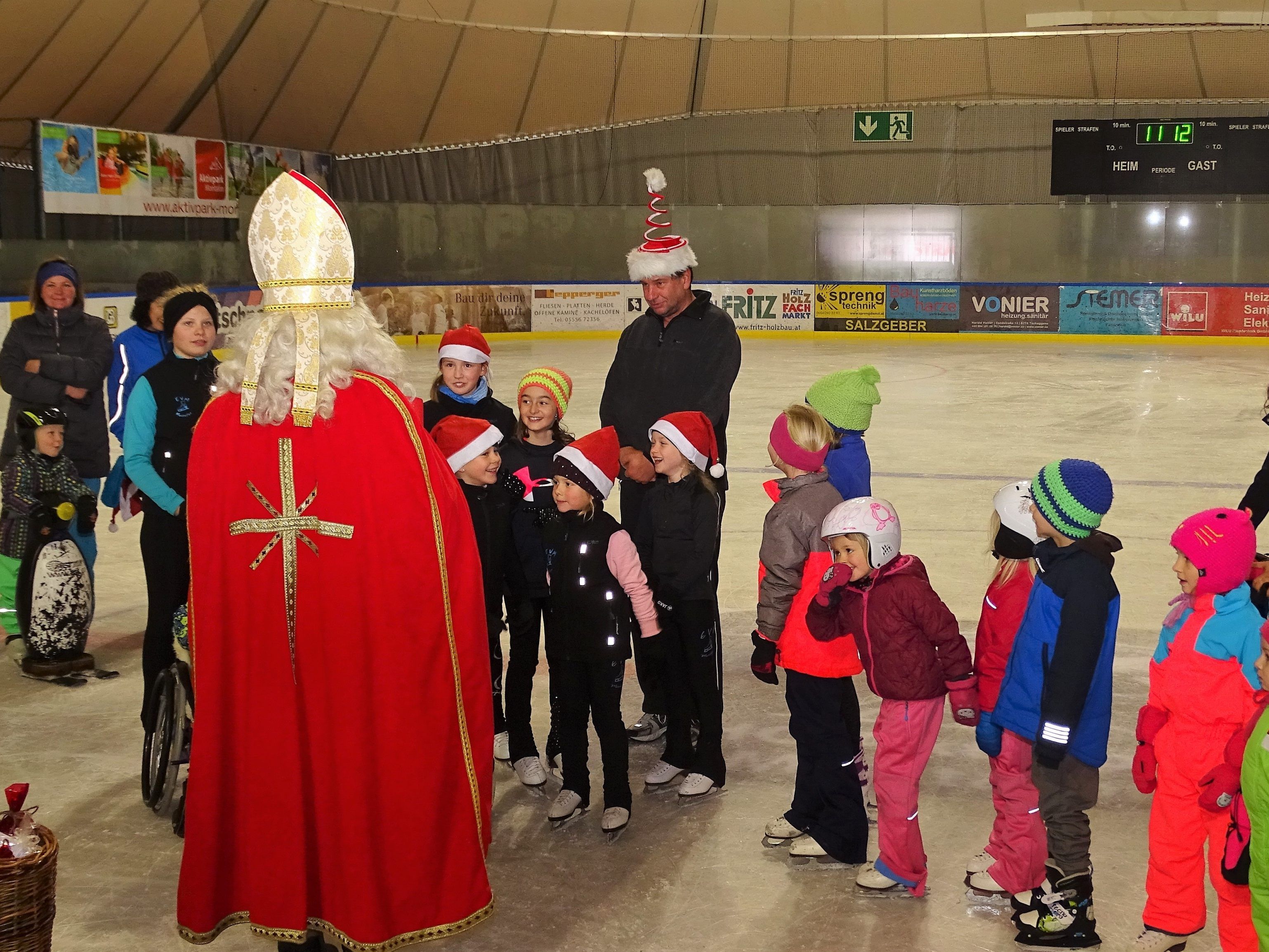 Der Nikolaus beim Eislaufverein Montafon Der Nikolaus beim Eislaufverein Montafon