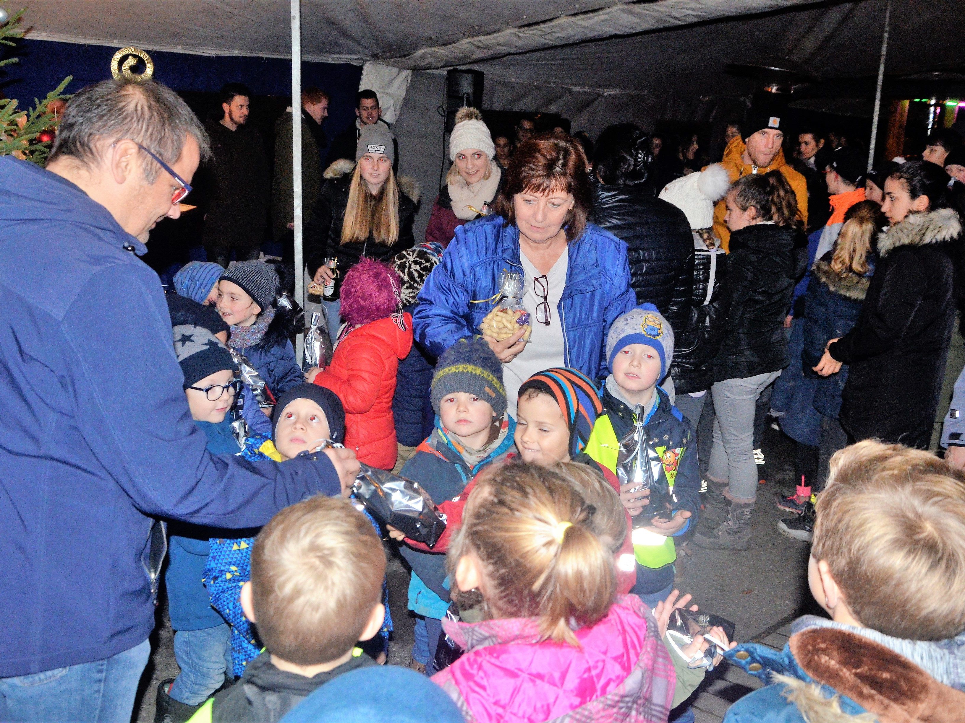 St. Nikolaus besuchte die Röthner Nachwuchskicker