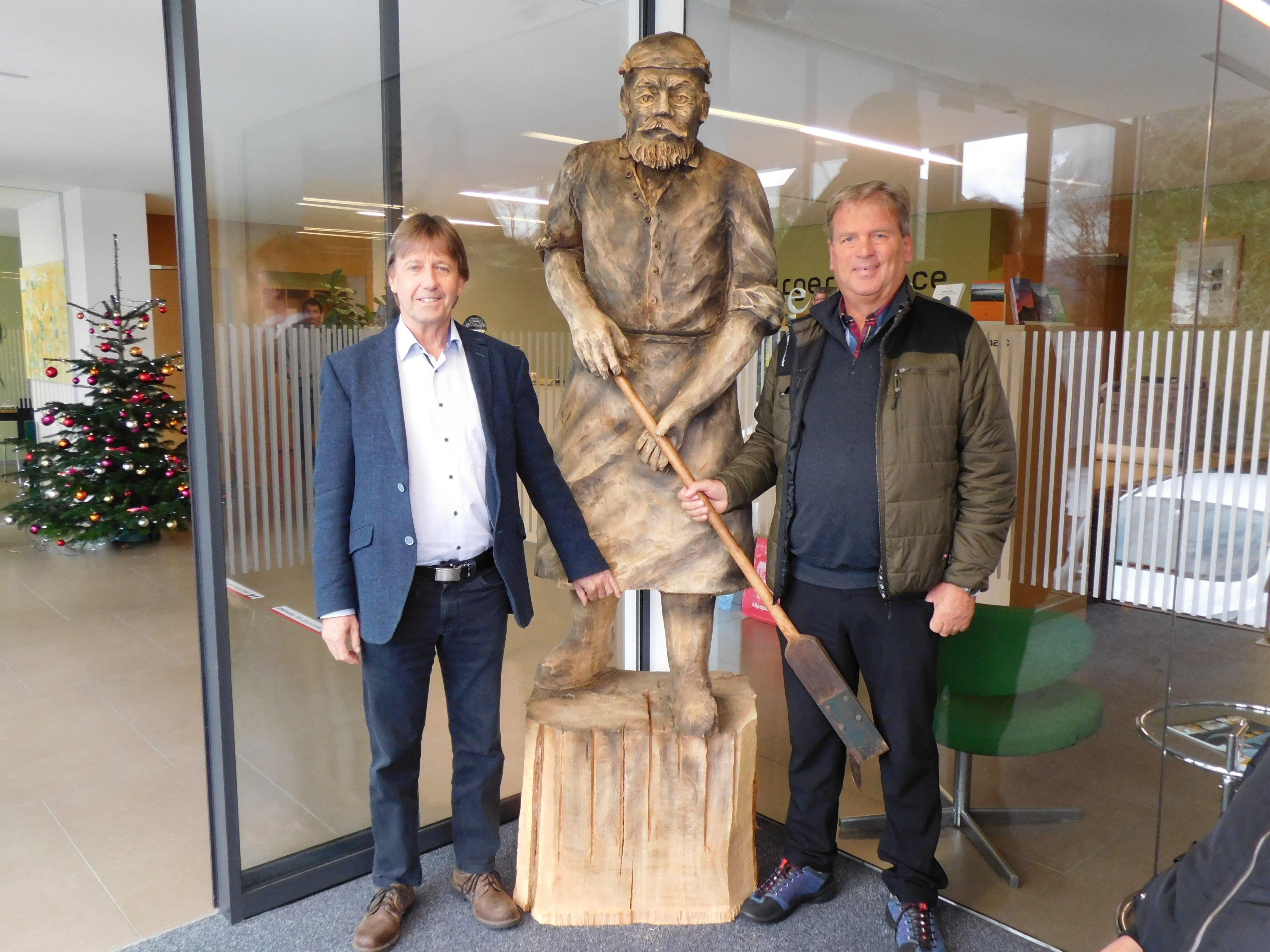 Anton Pfanner überreichte den Schollasteacher an Bürgermeister Fritz Maierhofer