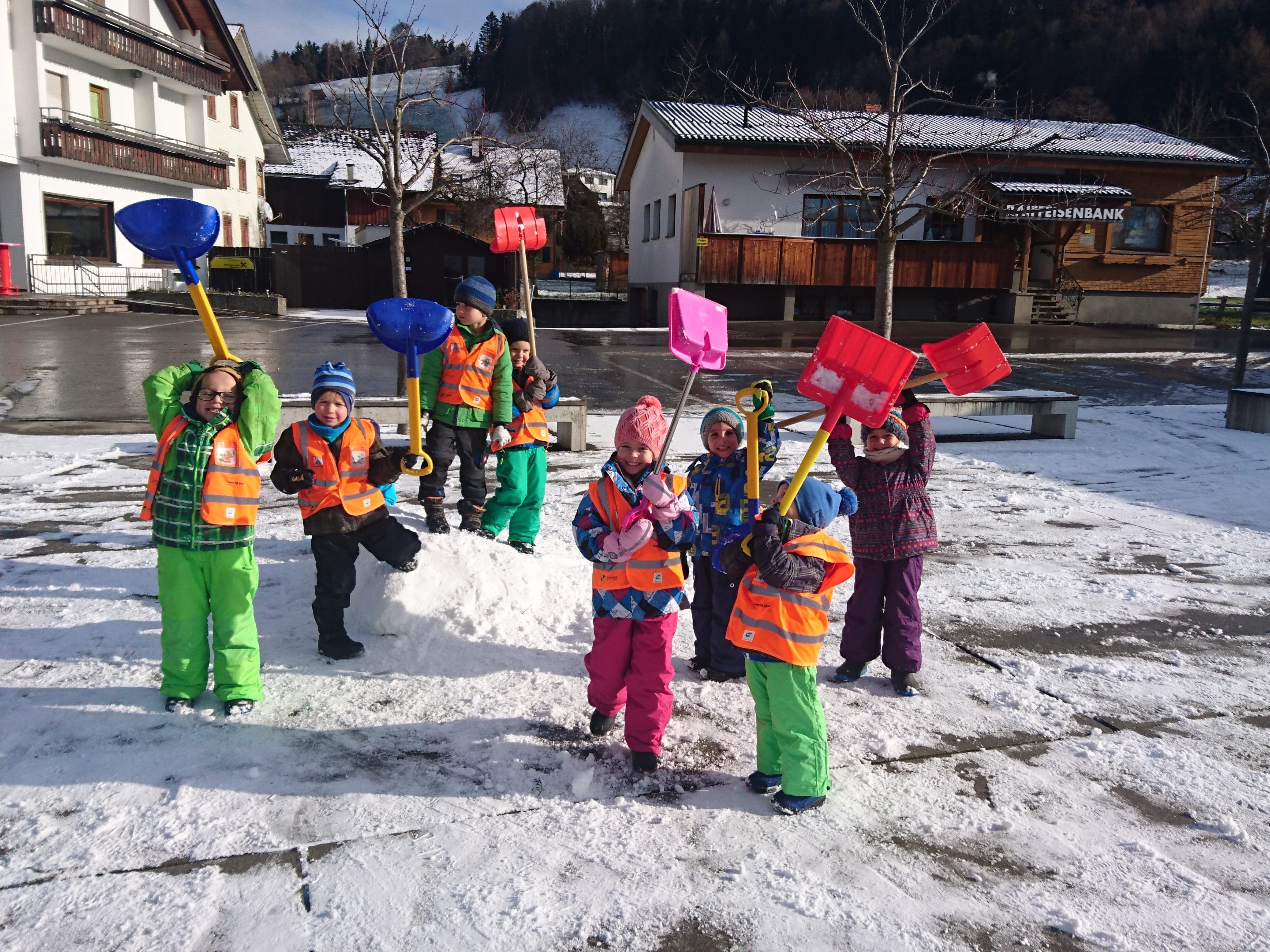 Der große Dorfplatz in Übersaxen bietet jede Menge Spaß beim Spielen im Schnee. Der große Dorfplatz in Übersaxen bietet jede Menge Spaß beim Spielen im Schnee.