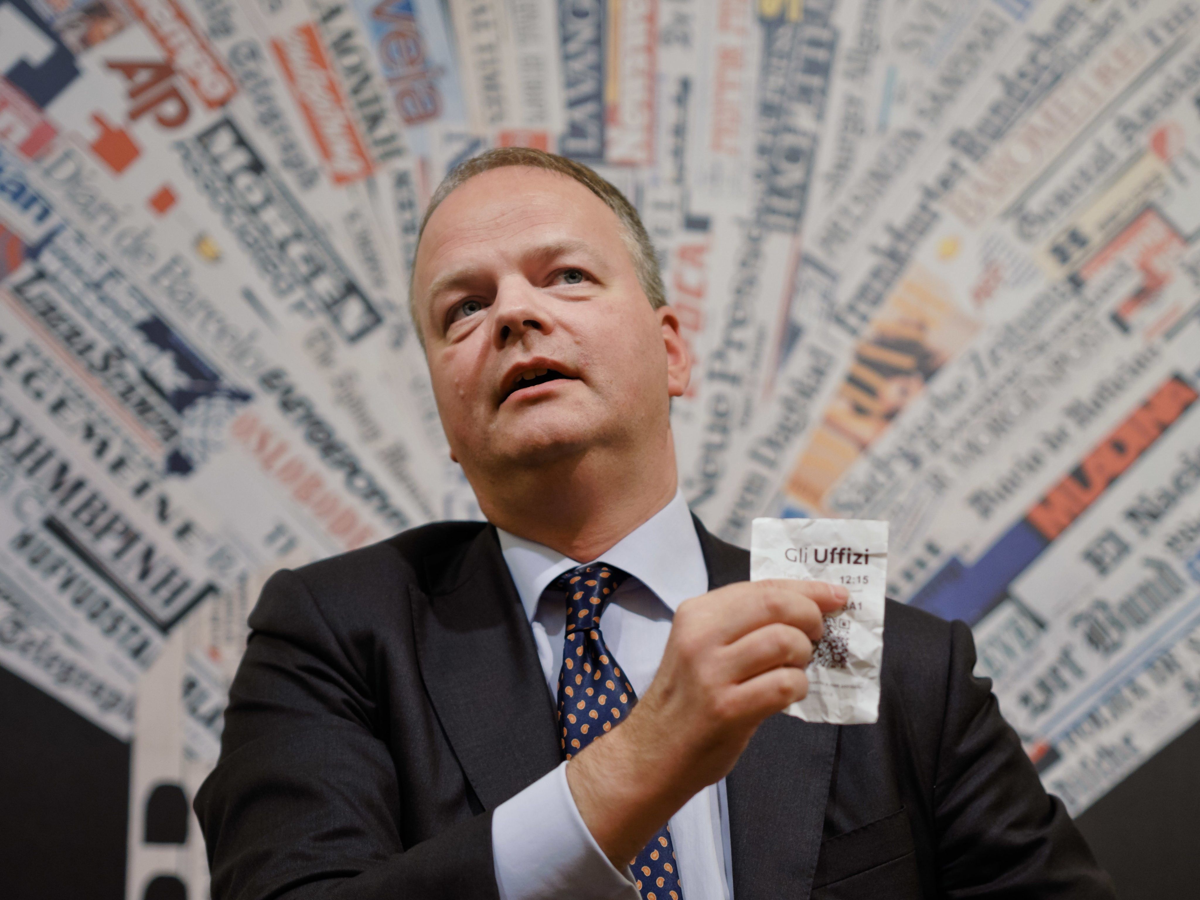 Museumsdirektor Eike Schmidt, erläuterte dazu, dass sich anhand der Präsentation die kunsthistorische Entwicklung der Motive gut nachvollziehen lasse. Museumsdirektor Eike Schmidt, erläuterte dazu, dass sich anhand der Präsentation die kunsthistorische Entwicklung der Motive gut nachvollziehen lasse.