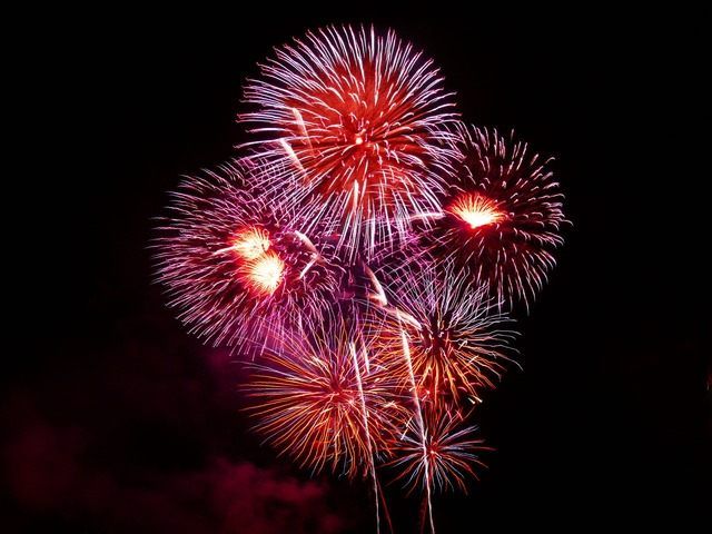 Um ein Feuerwerk wirklich genießen zu können, sollte vor allem auf die Sicherheit geachtet werden. Um ein Feuerwerk wirklich genießen zu können, sollte vor allem auf die Sicherheit geachtet werden.
