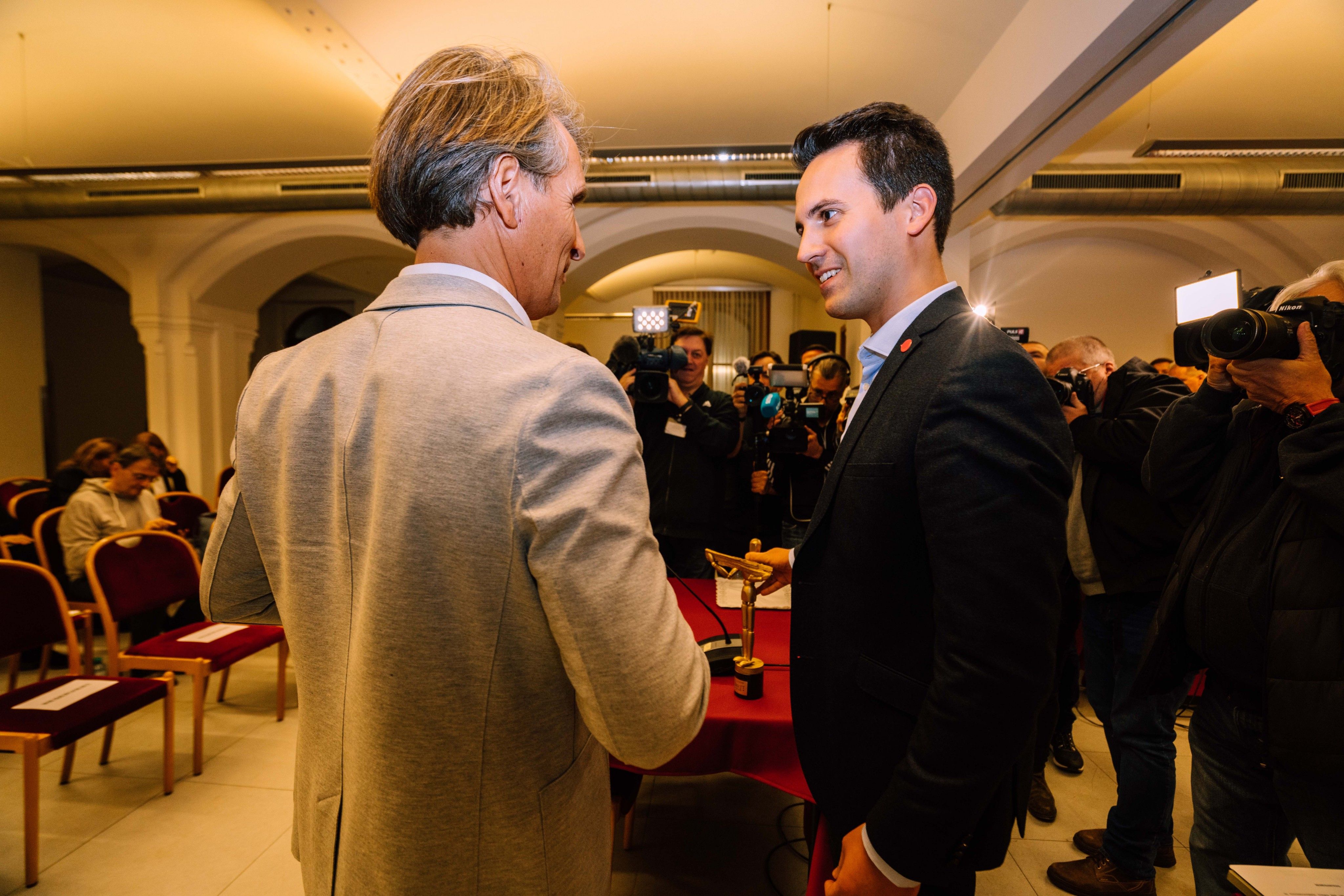 Christoph Wiederkehr überreichte Fasching das Goldene Brett.