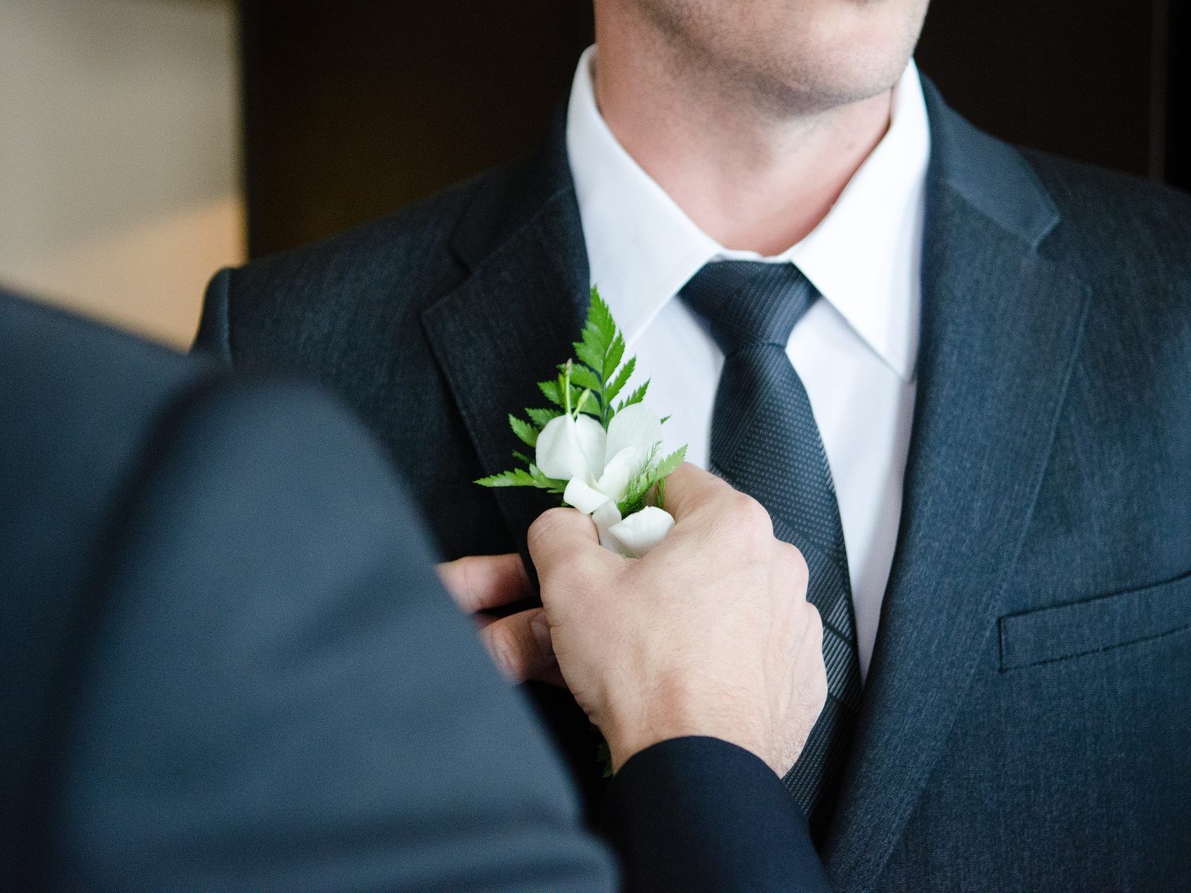 Ein Bräutigam musste 2018 seine Hochzeit mit einem Leihanzug bestreiten, sein Hochzeitsanzug war bei der ÖBB liegen geblieben.